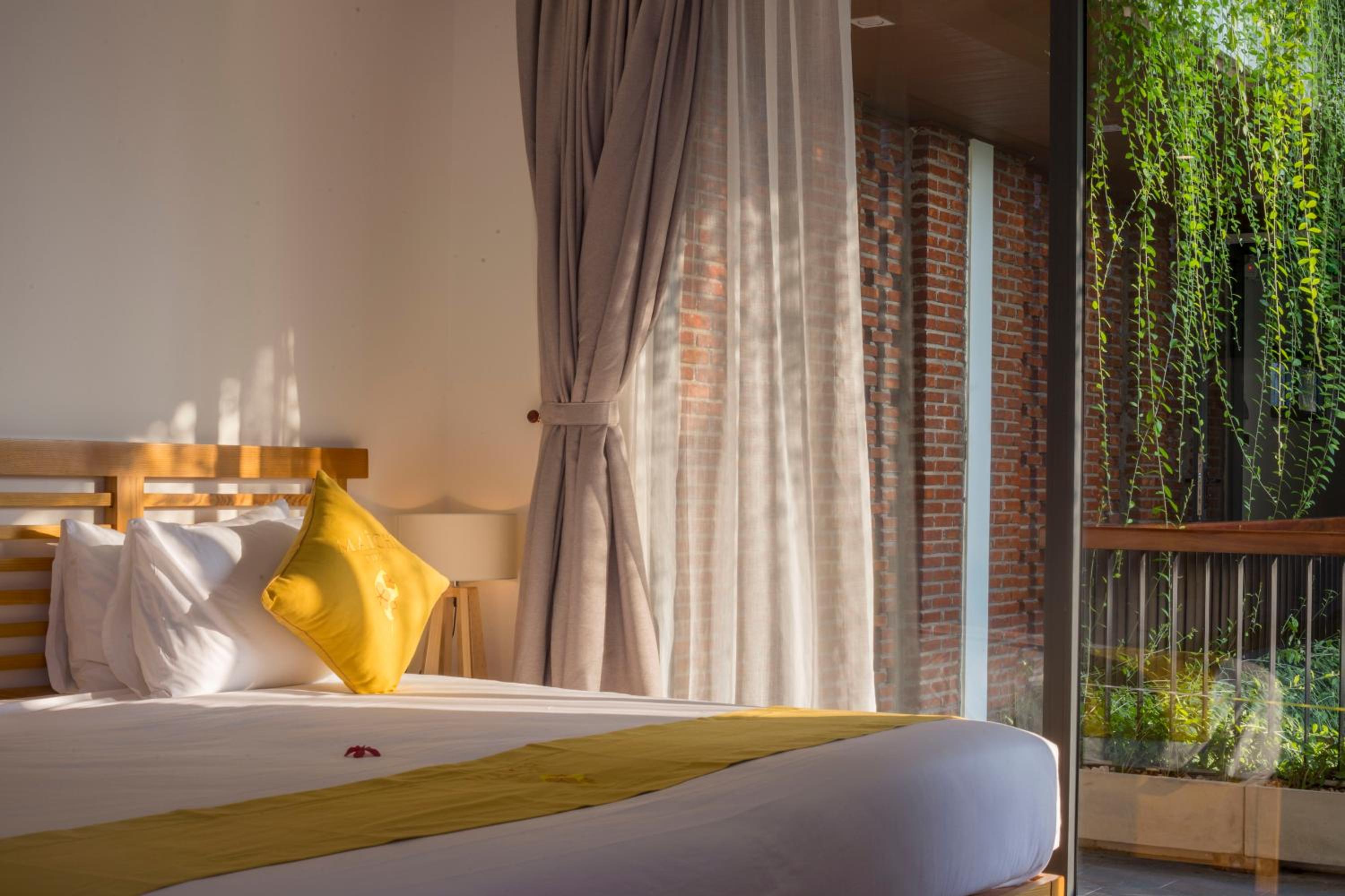 Triple Room with Pool View - Photo 6