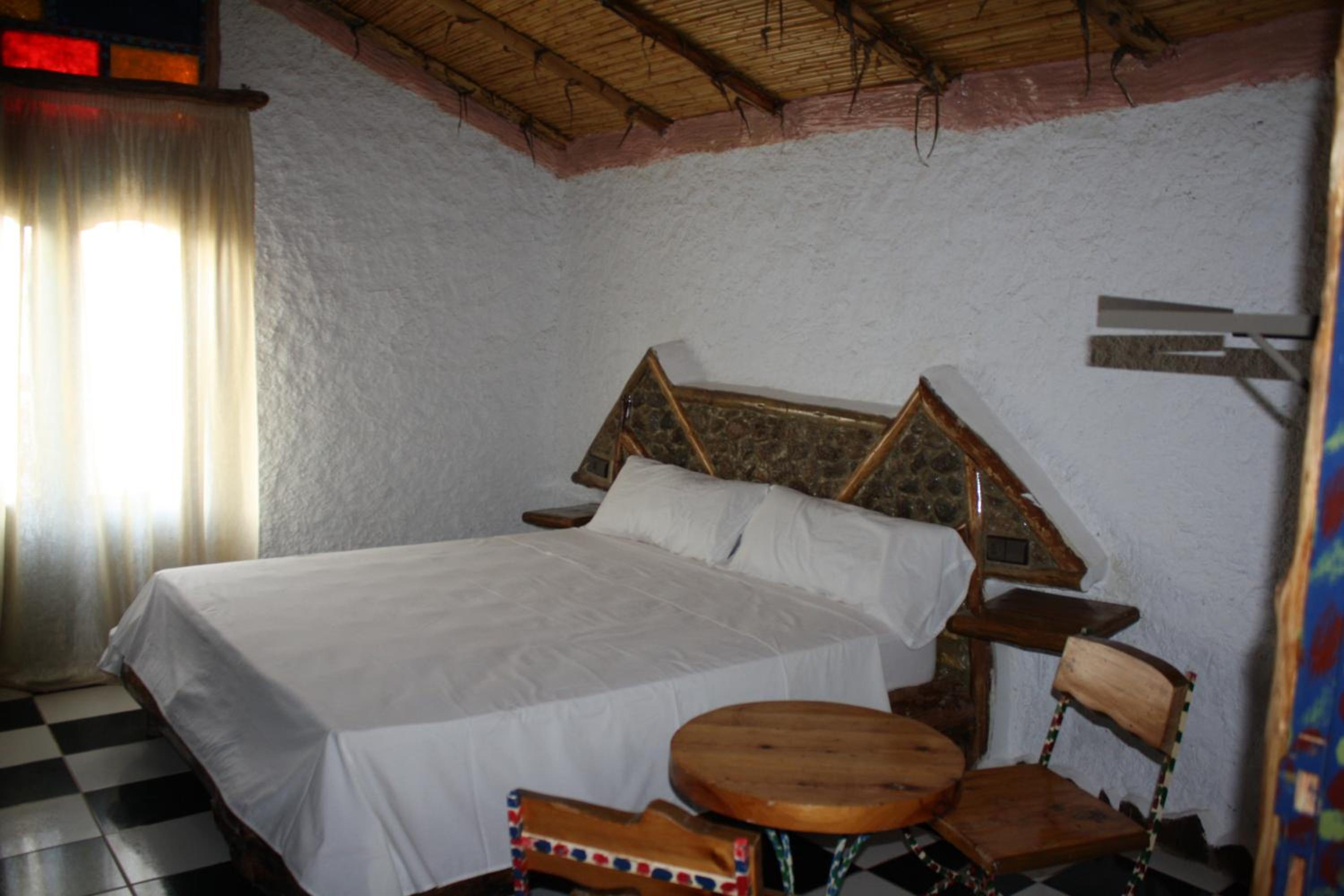 Double Room with Balcony - Photo 9