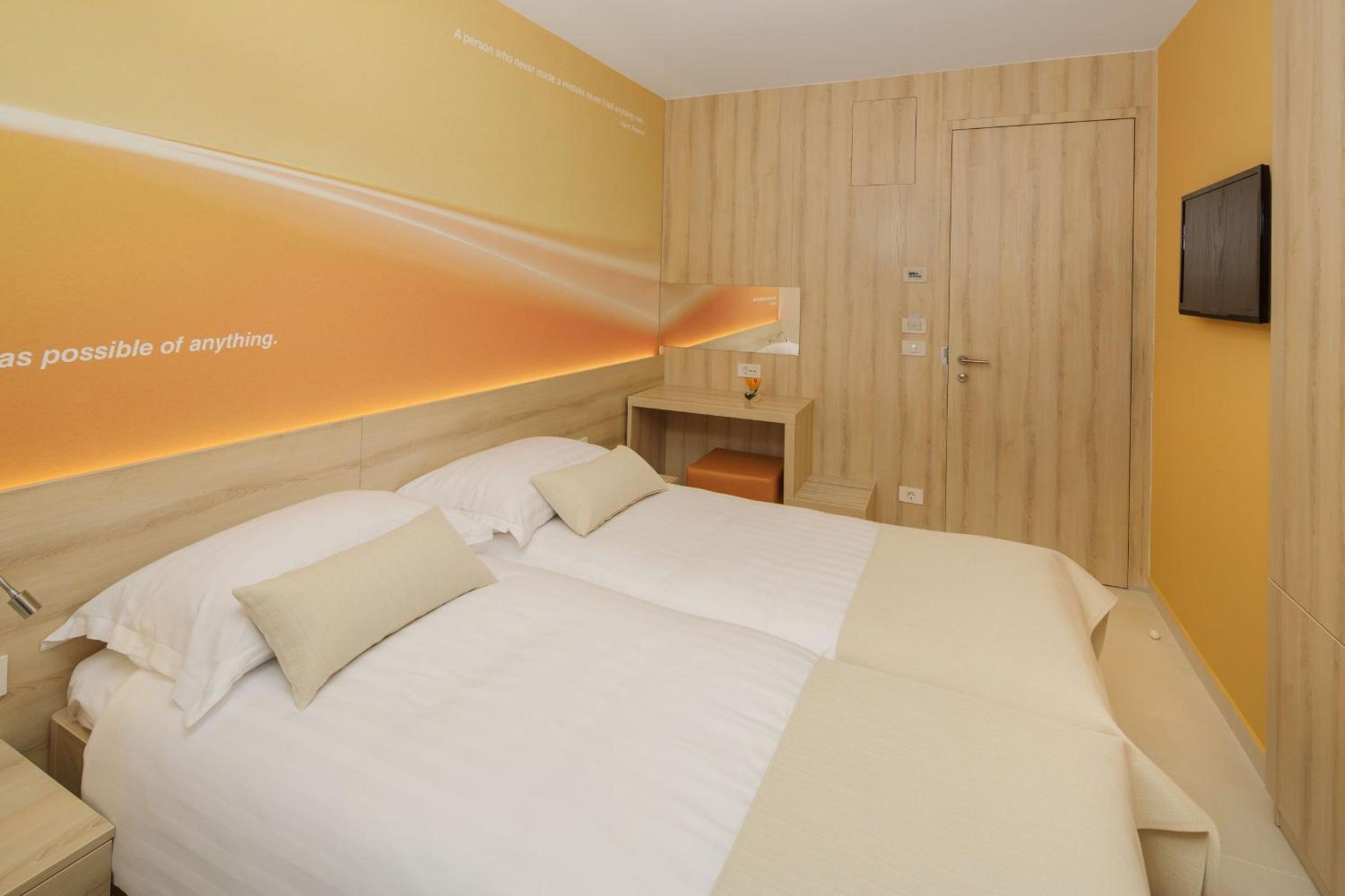 Classic Room with Balcony - Park Side photo 1