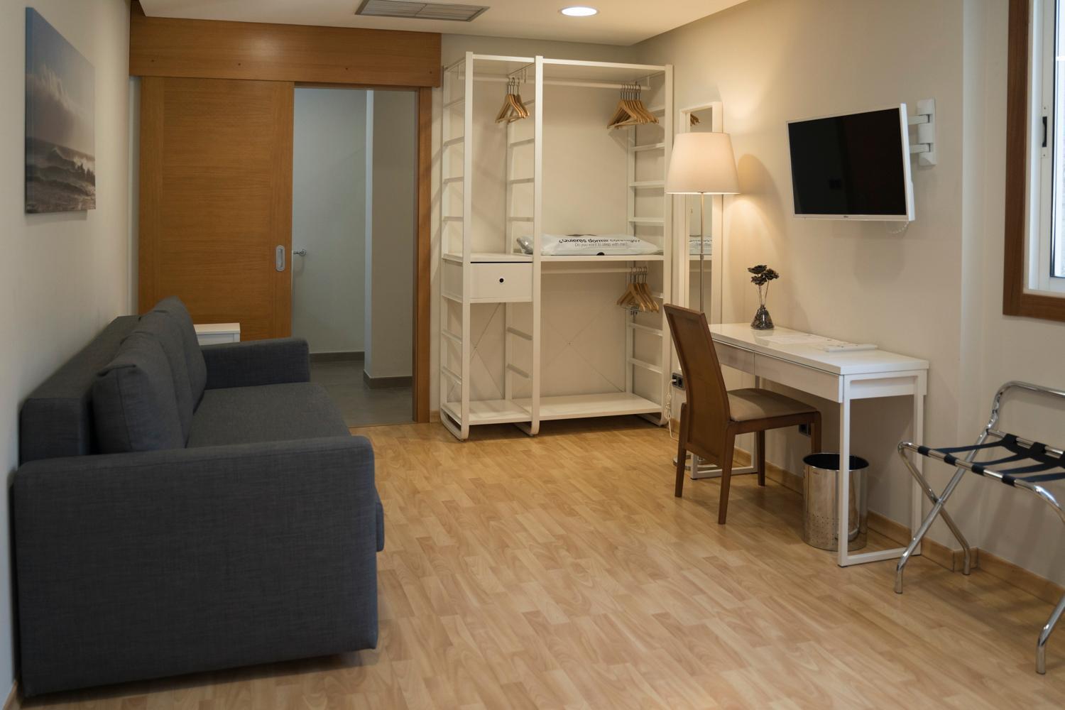 Family Room (2 Adults + 2 Children) - Photo 2