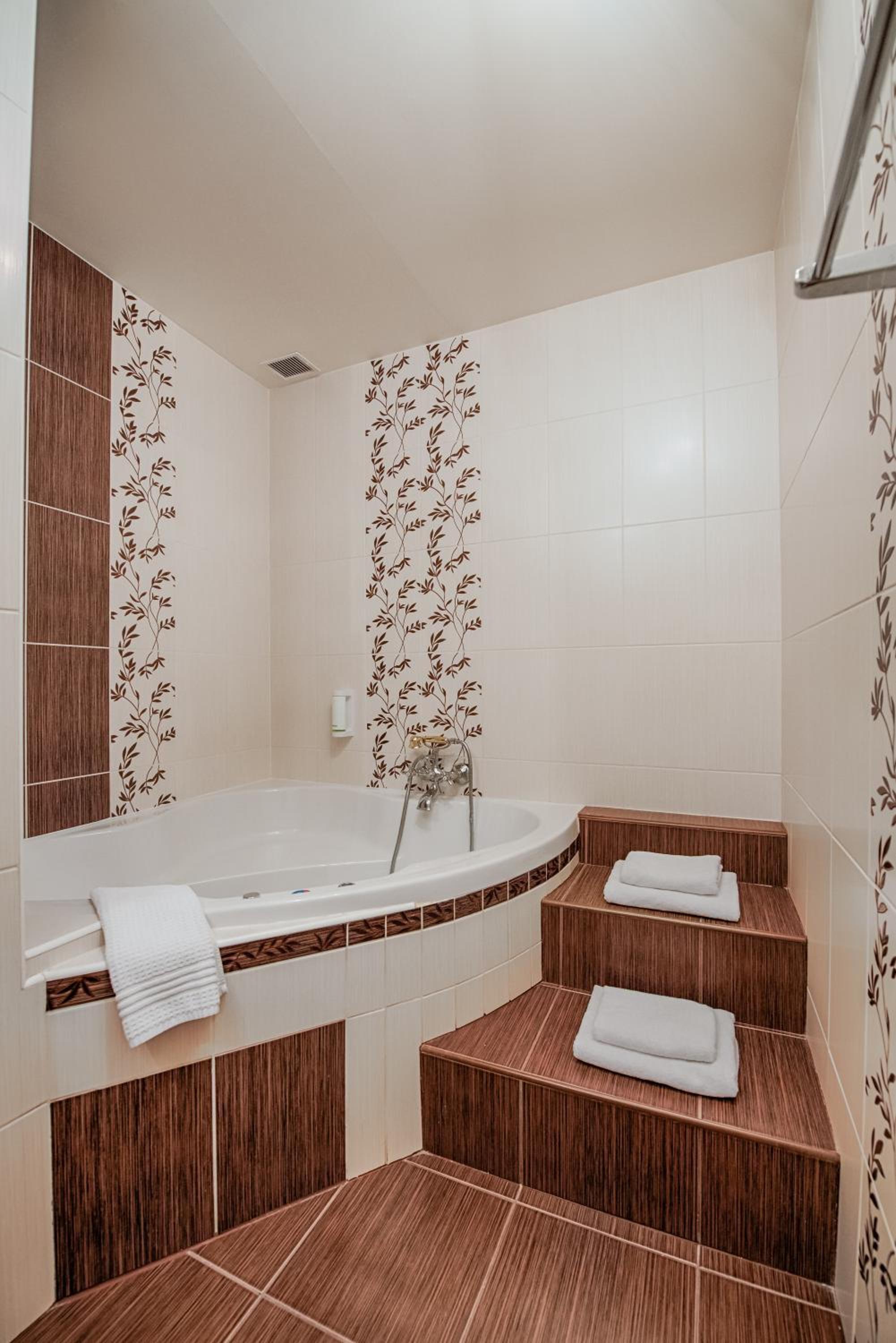 Suite with Spa Bath photo 3