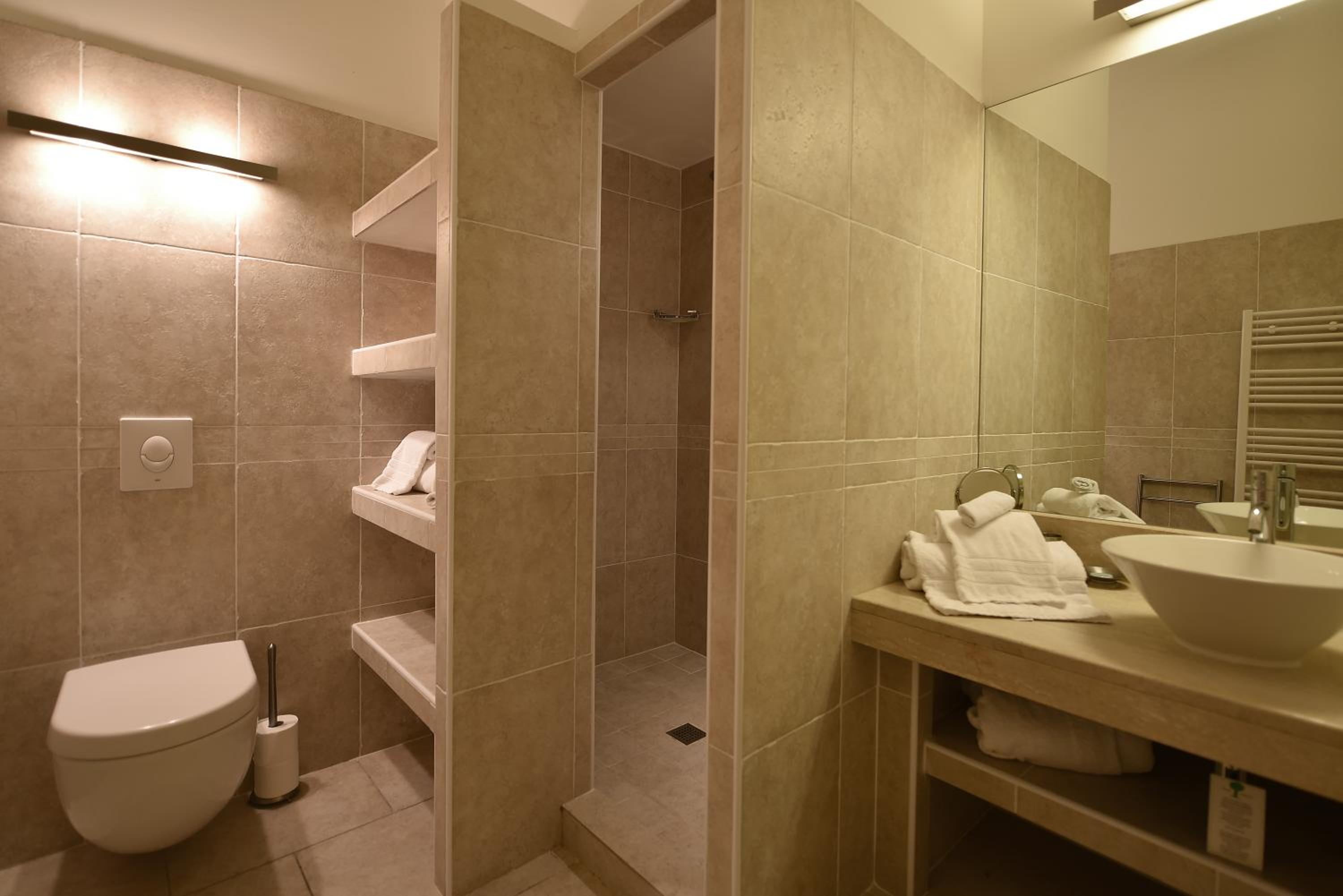 Deluxe Suite - Photo 7