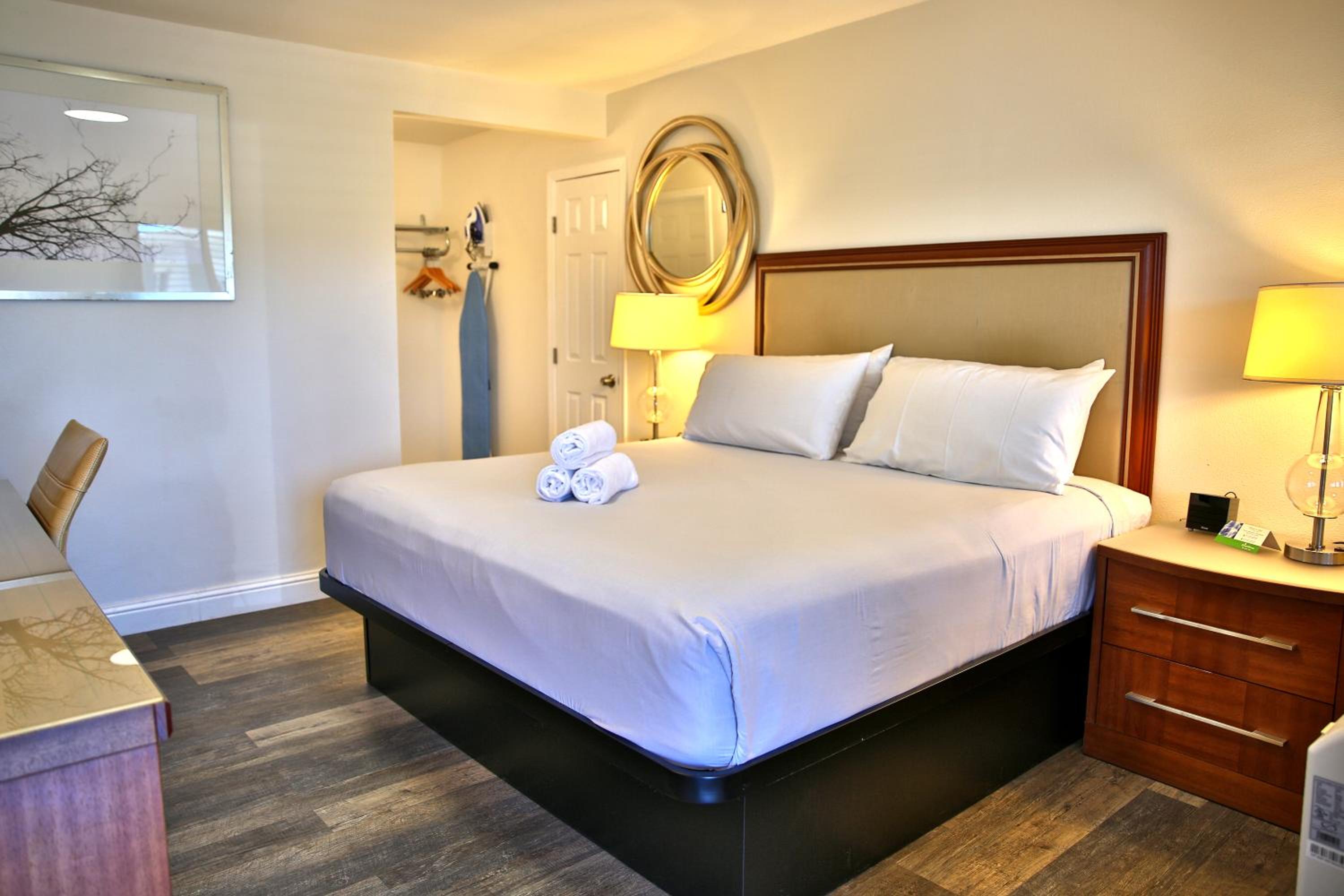 King Room - Non-Smoking - Photo 3