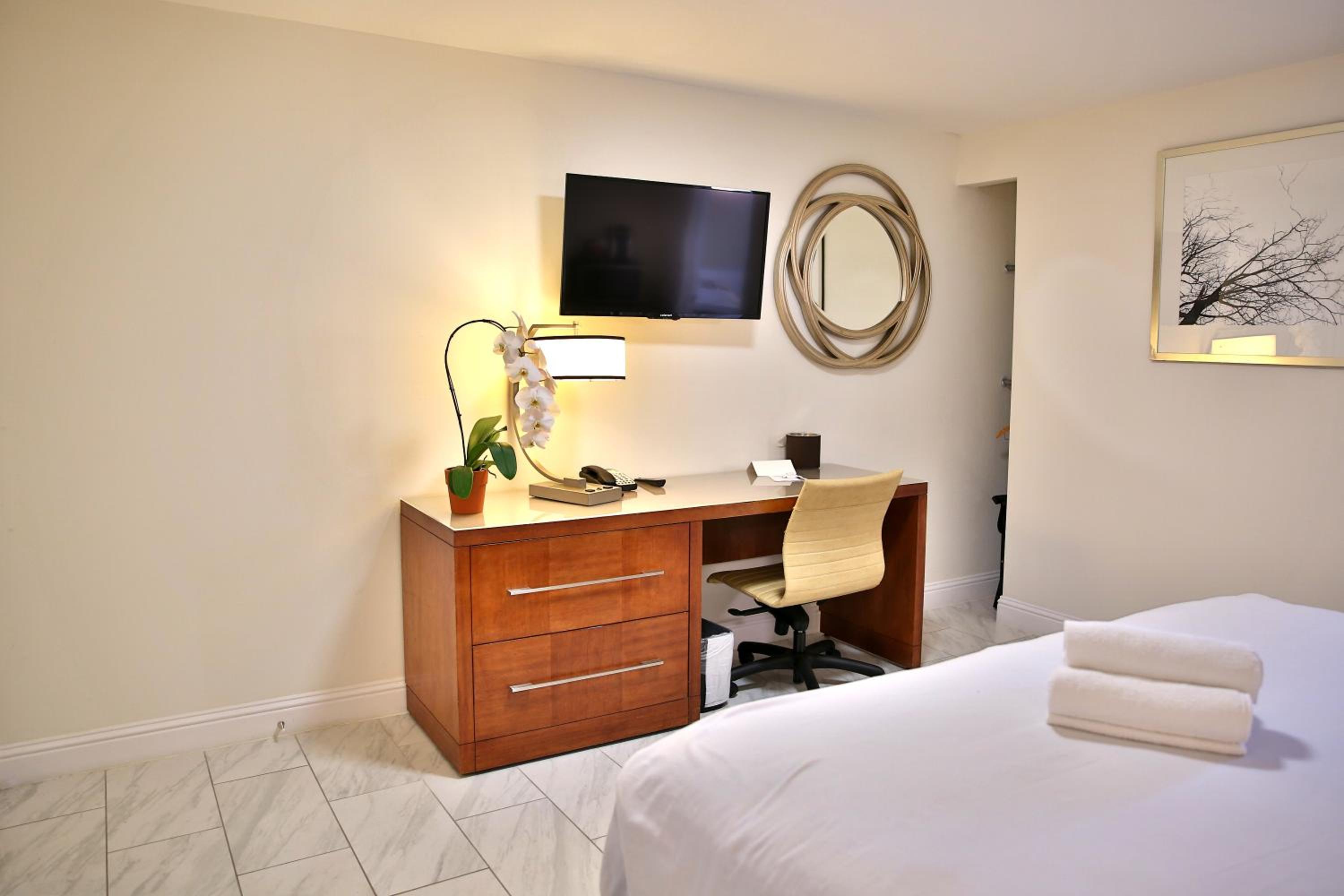 Double Room - Non-Smoking  - Photo 1