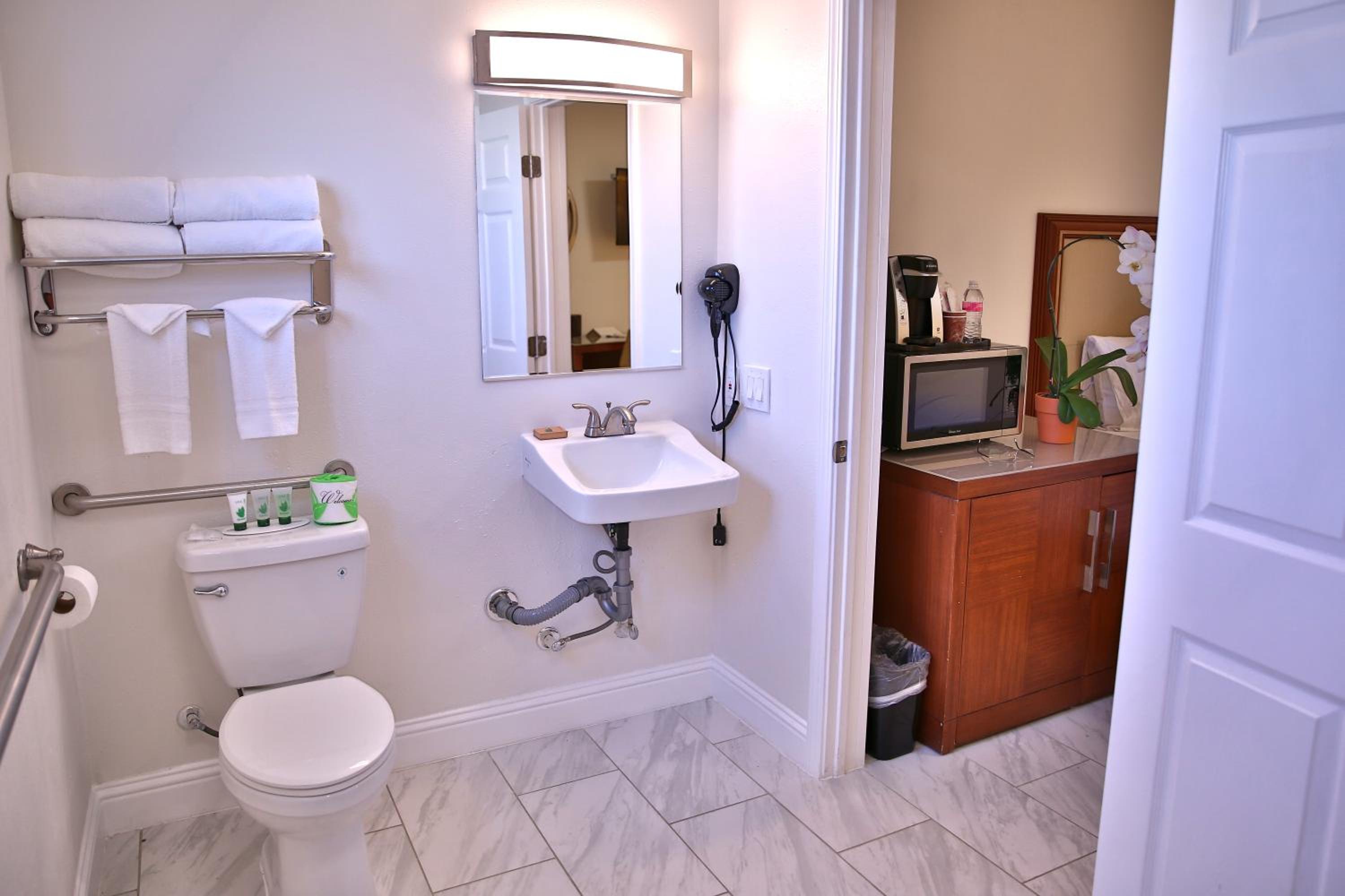 King Suite - Disability Access/Non-Smoking - Photo 5