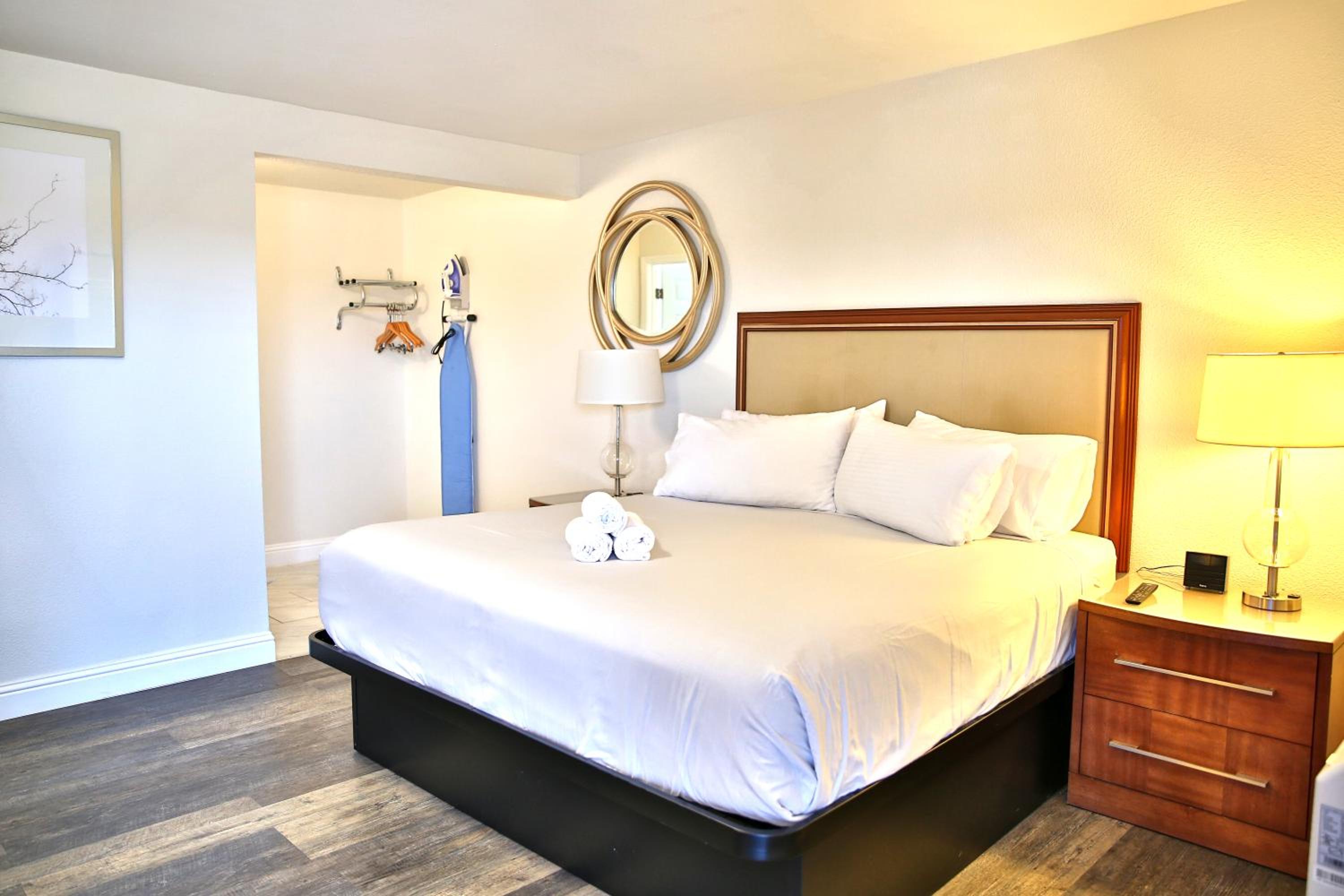 King Room - Non-Smoking - Photo 1