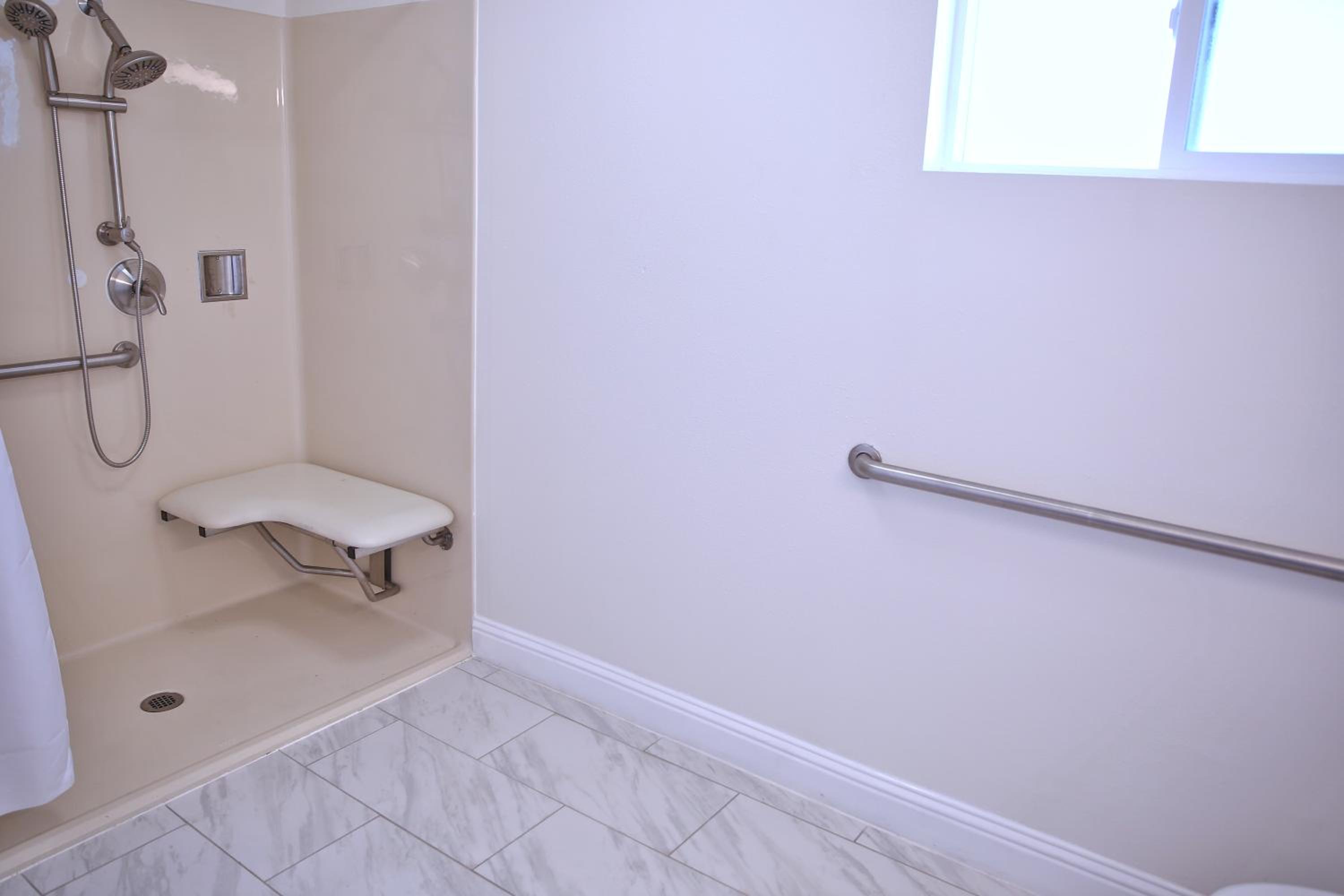 King Suite - Disability Access/Non-Smoking - Photo 2