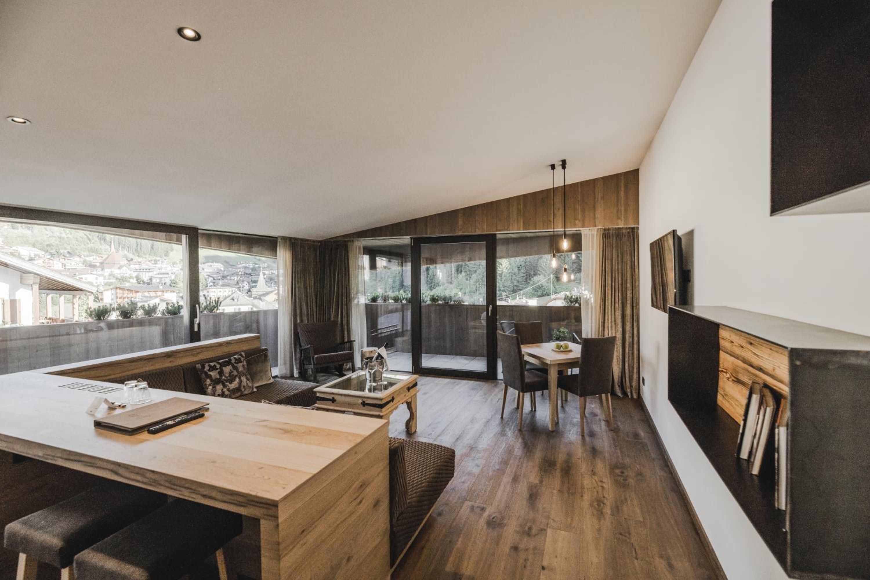 Suite with Mountain View photo 3