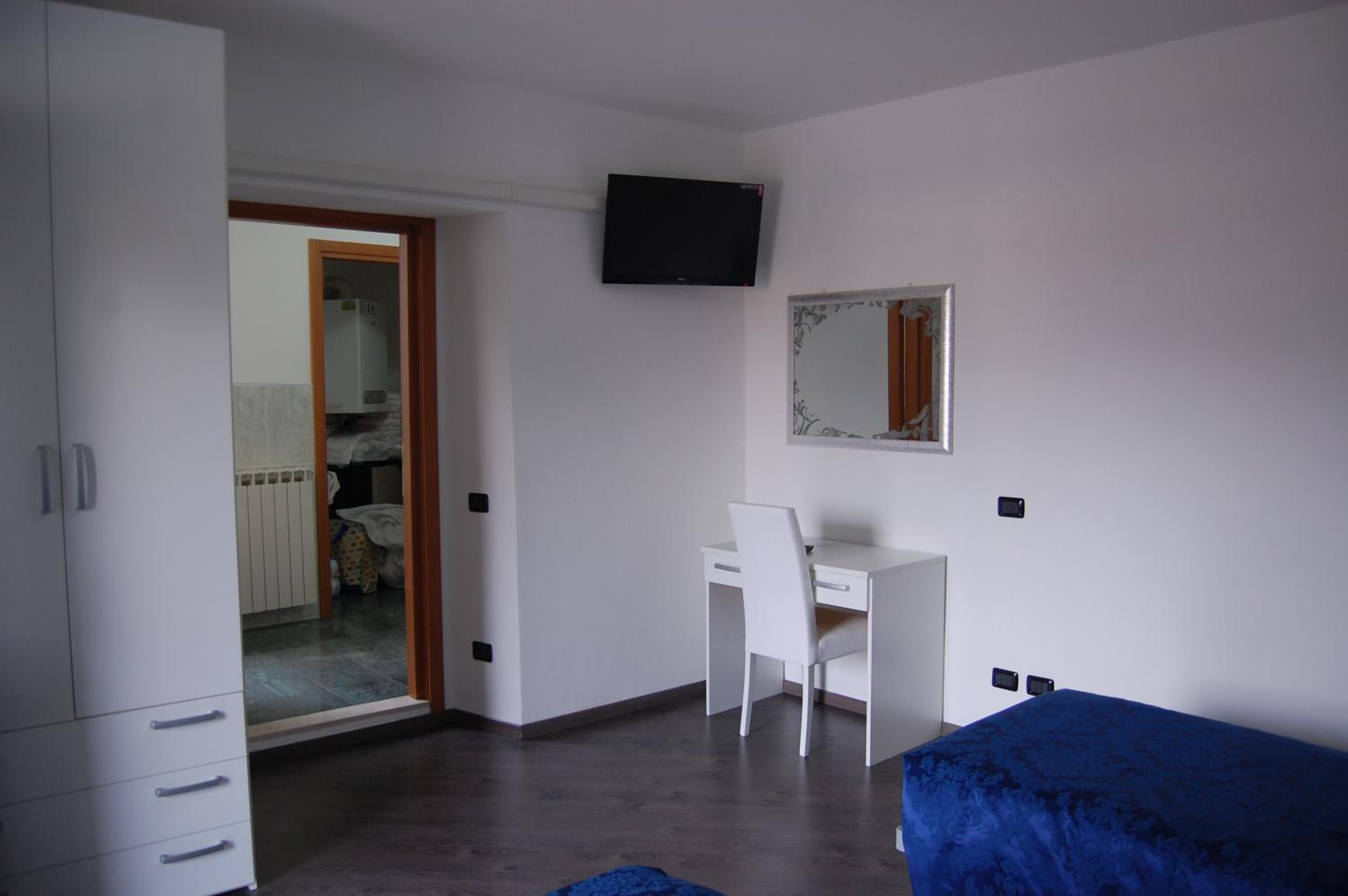 Double or Twin Room - Photo 6