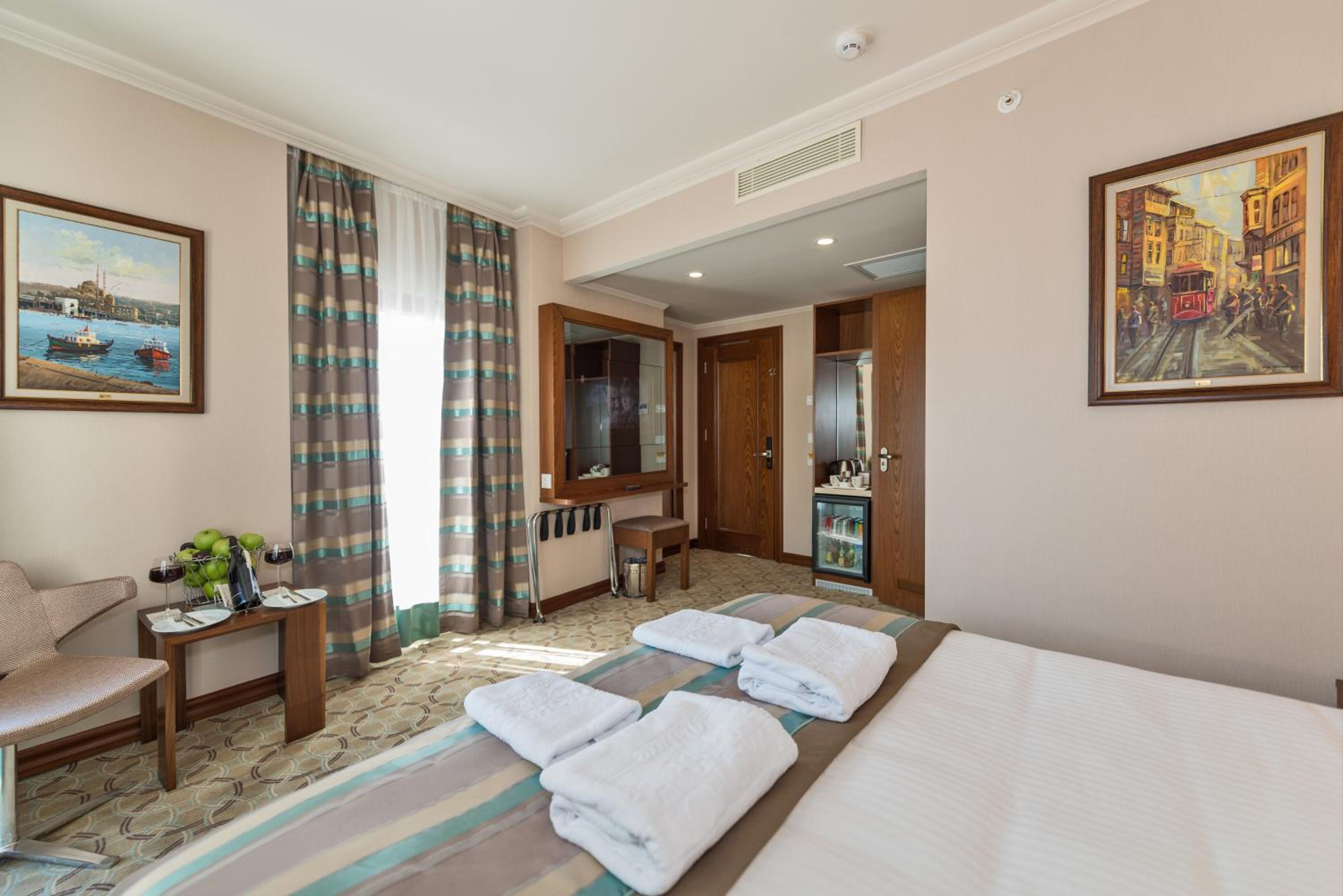 Corner Suite with Bosphorus View photo 1