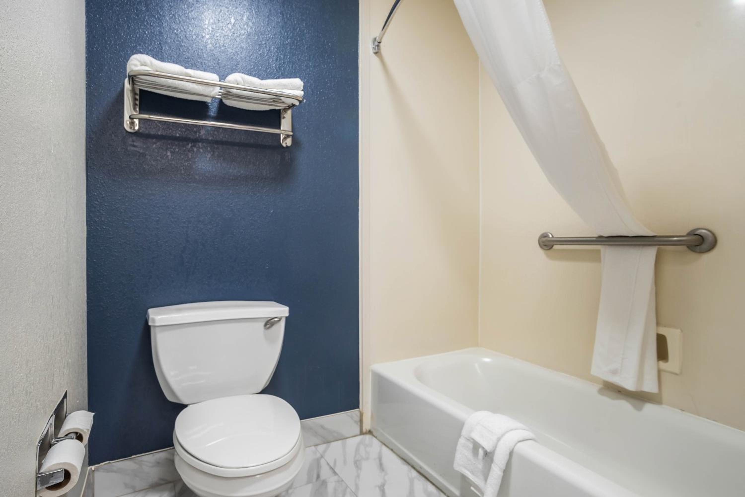 King Suite - Non-Smoking - Photo 3