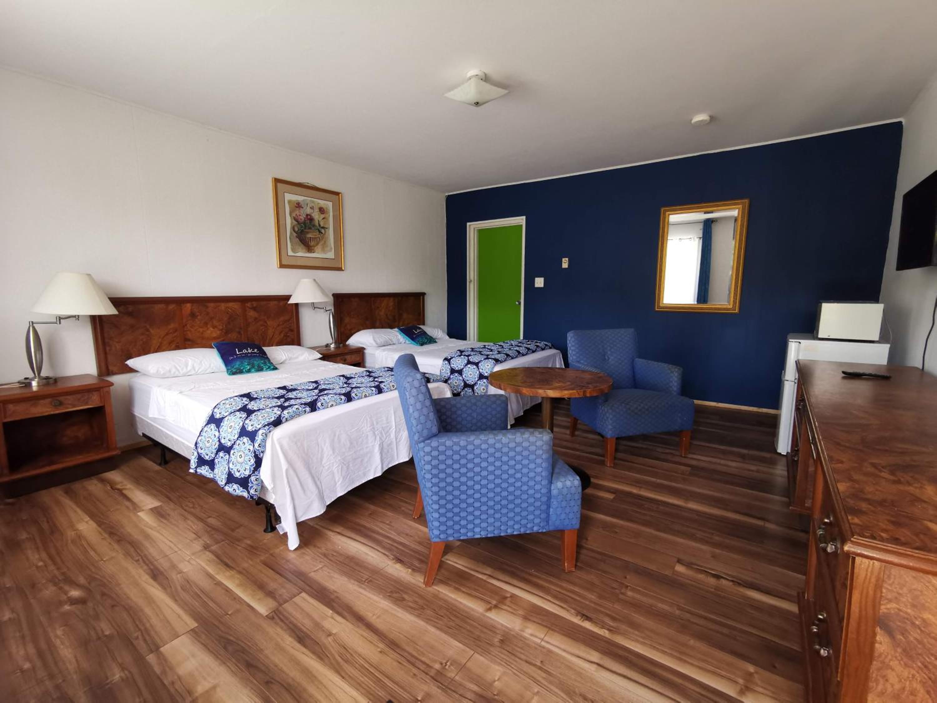 Quadruple Room with Bathroom - Photo 1