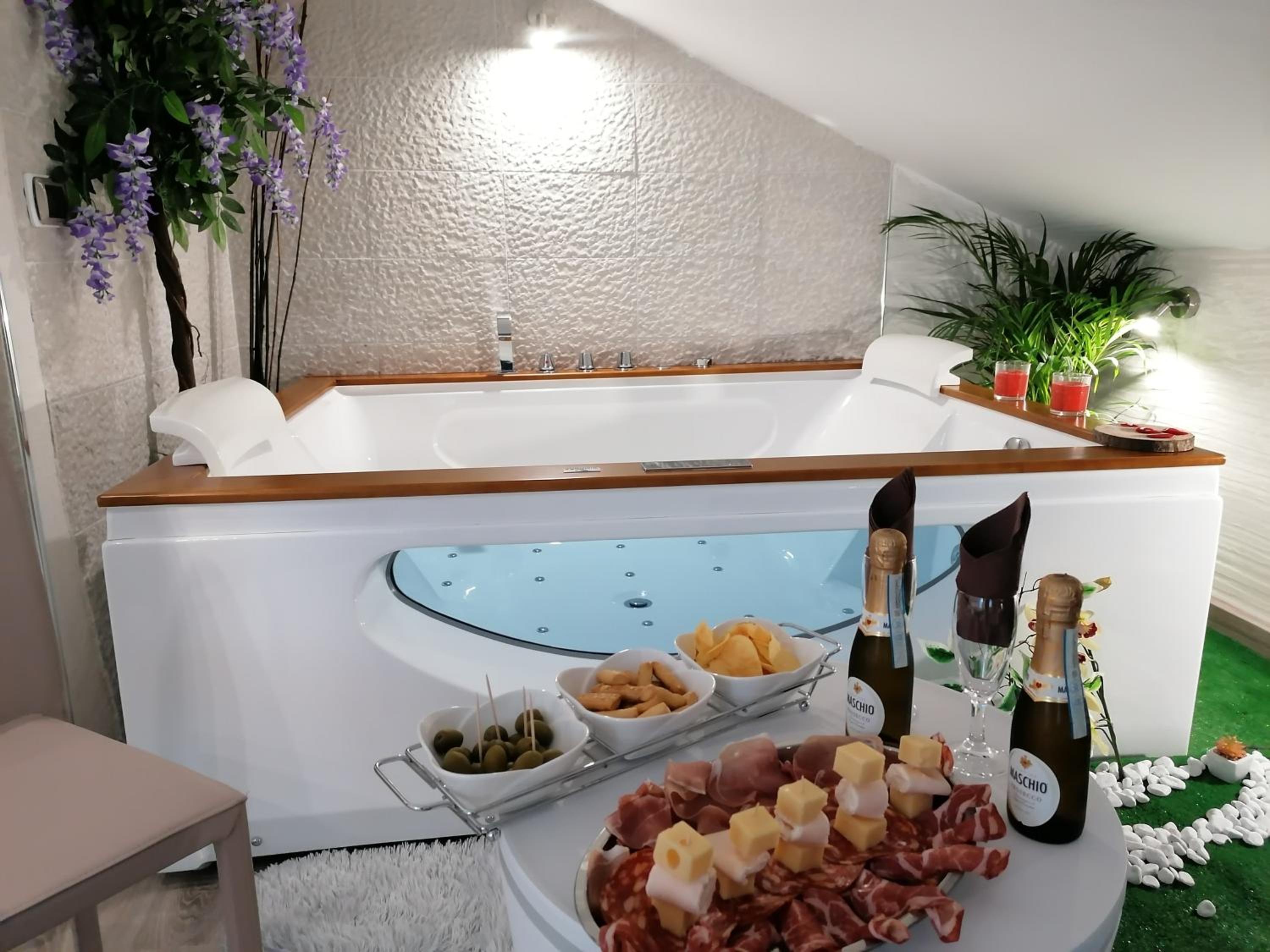 King Room with Spa Bath - Photo 9