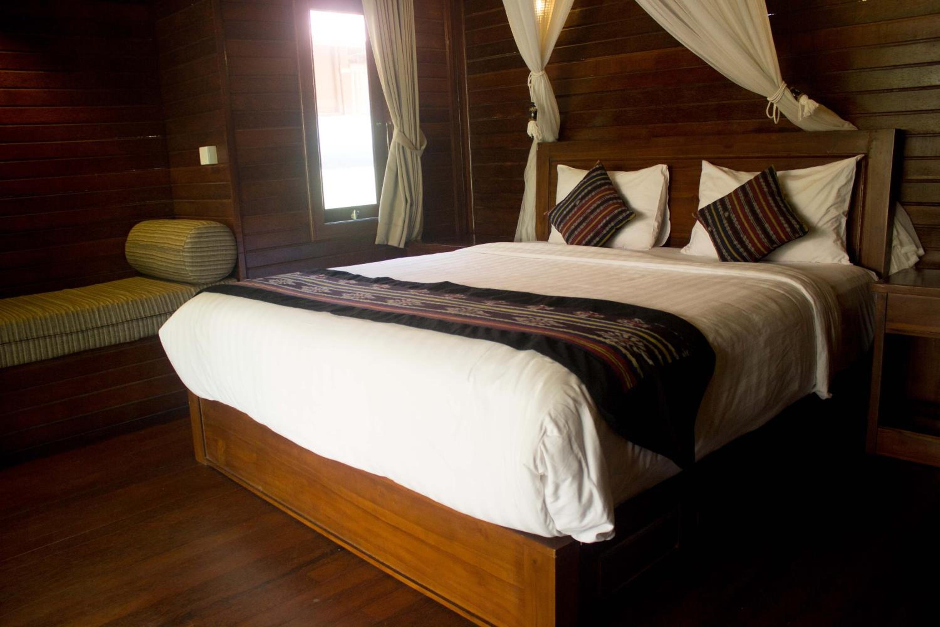 Deluxe Double Room (2 Adults + 1 Child) - Photo 16