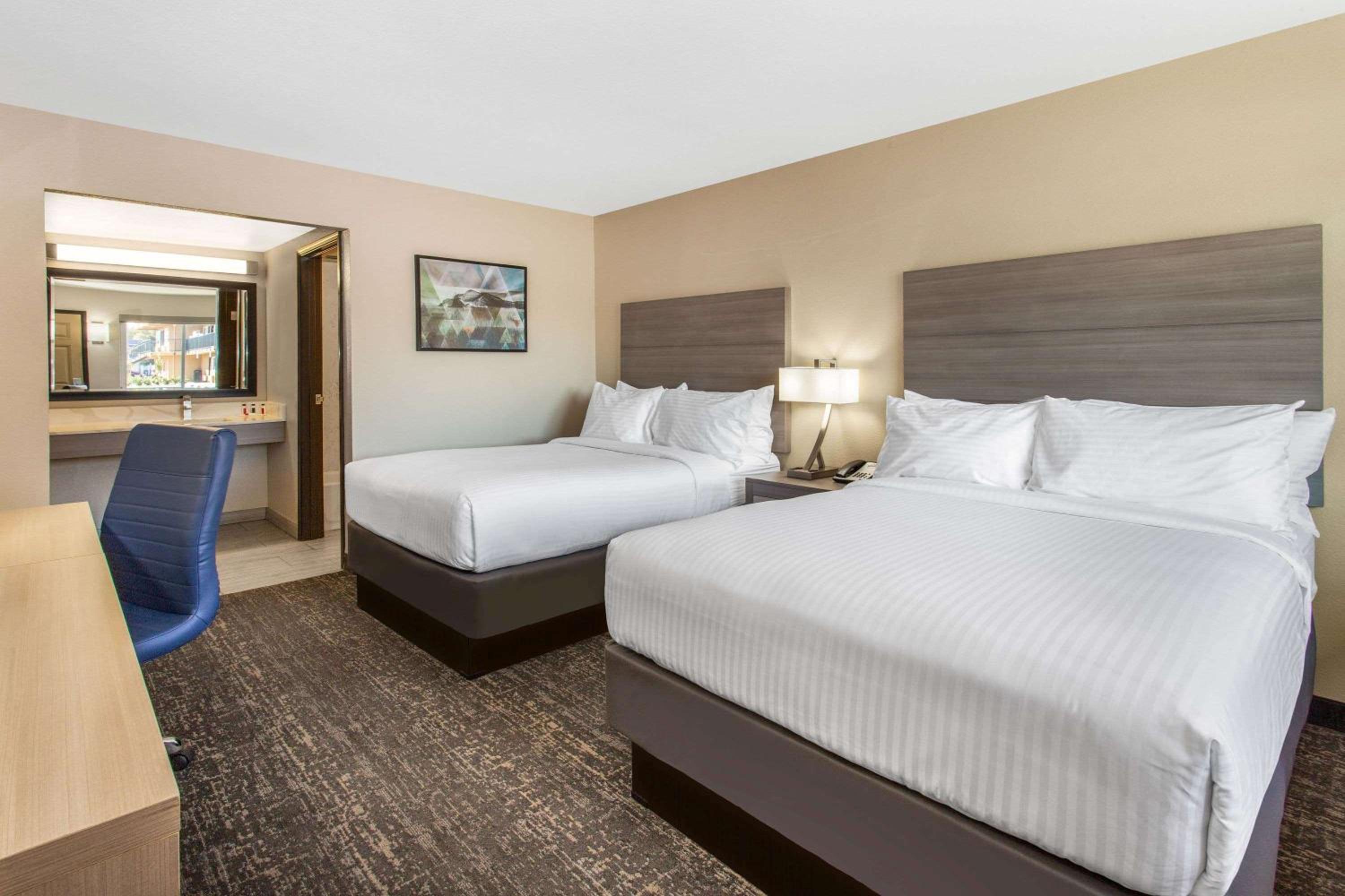 Double Room with Two Double Beds and Mobility/Hearing Impaired Access - Non-Smoking photo 3