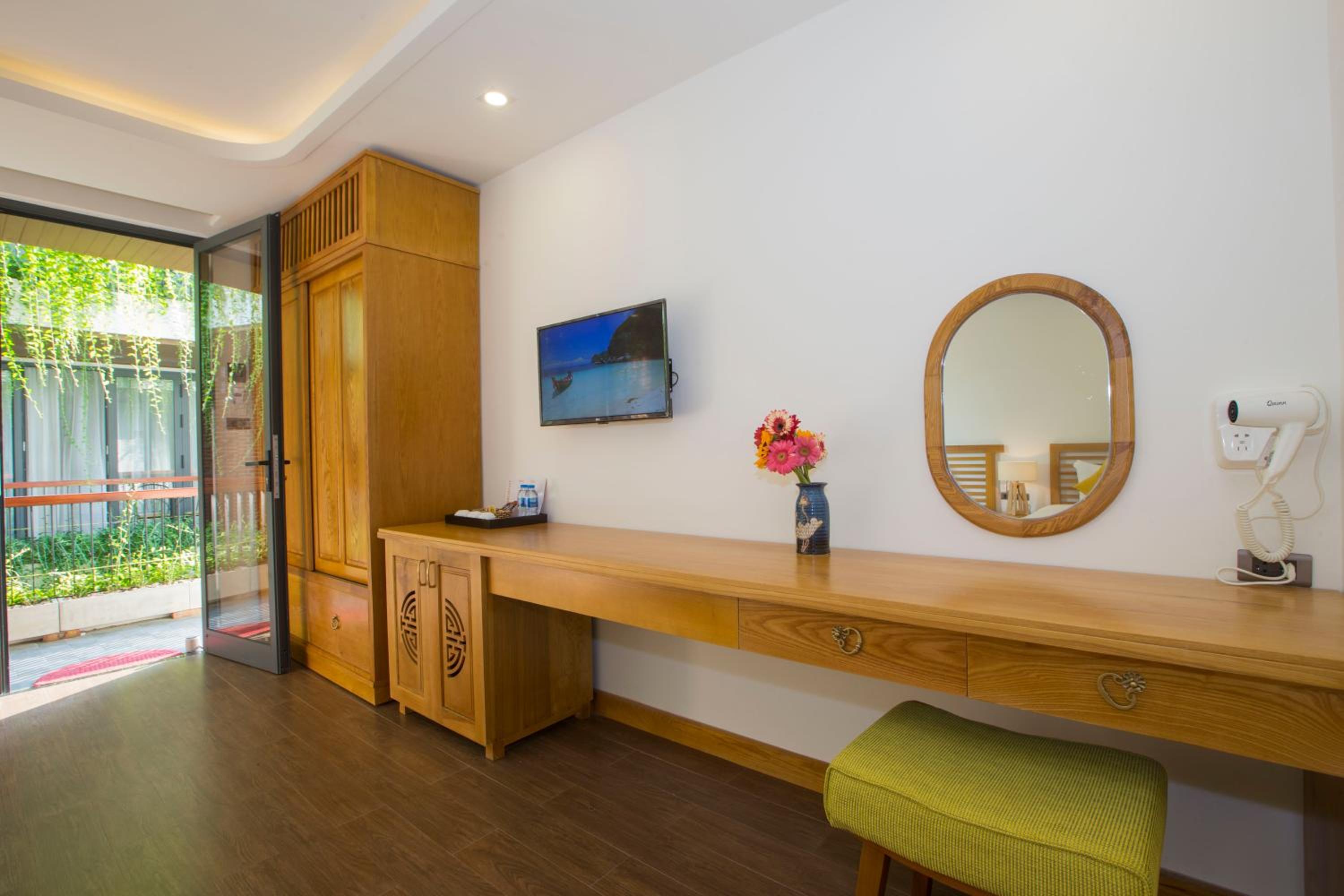 Triple Room with Pool View - Photo 4