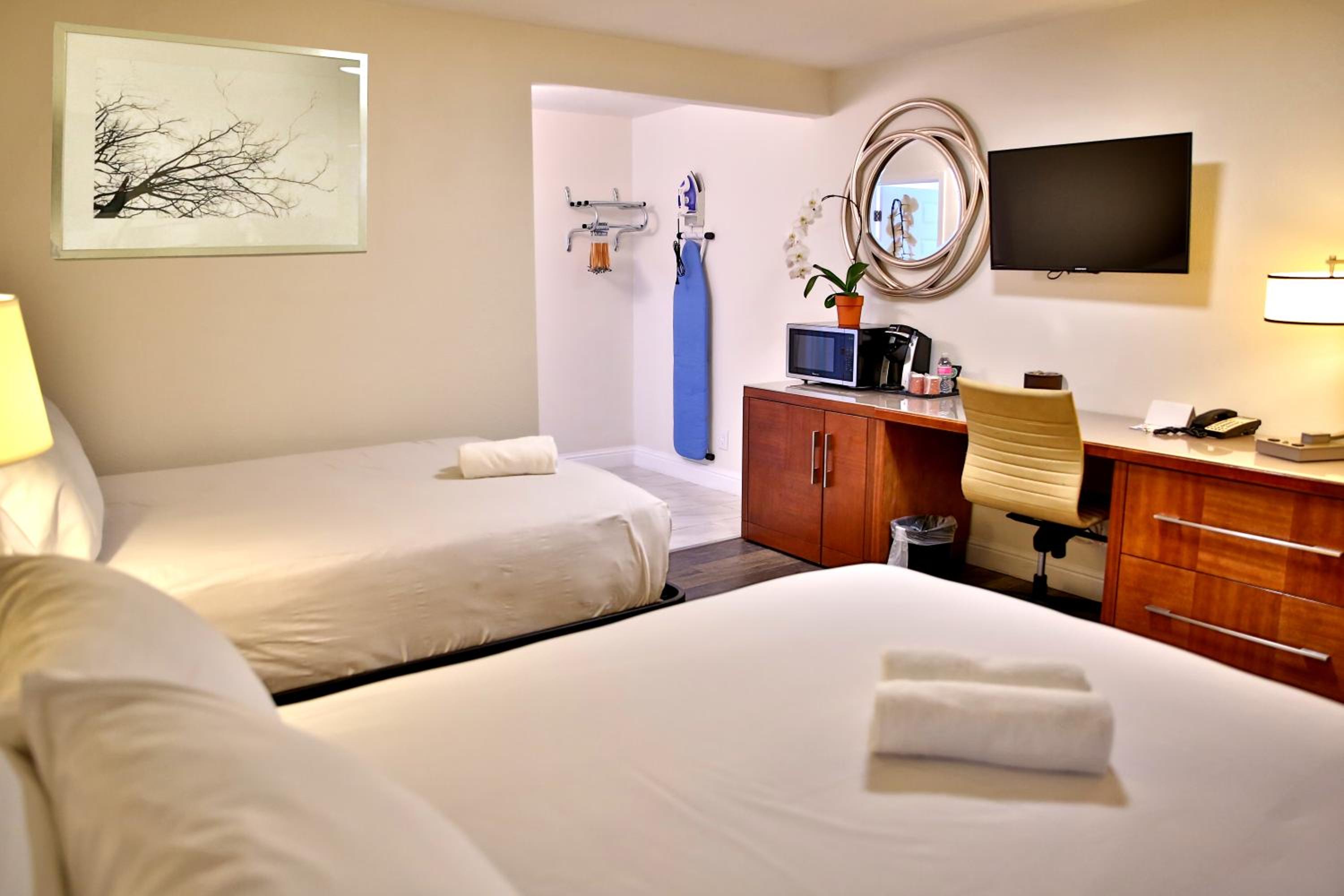 Deluxe Double Room with Two Double Beds - Non-Smoking - Photo 1
