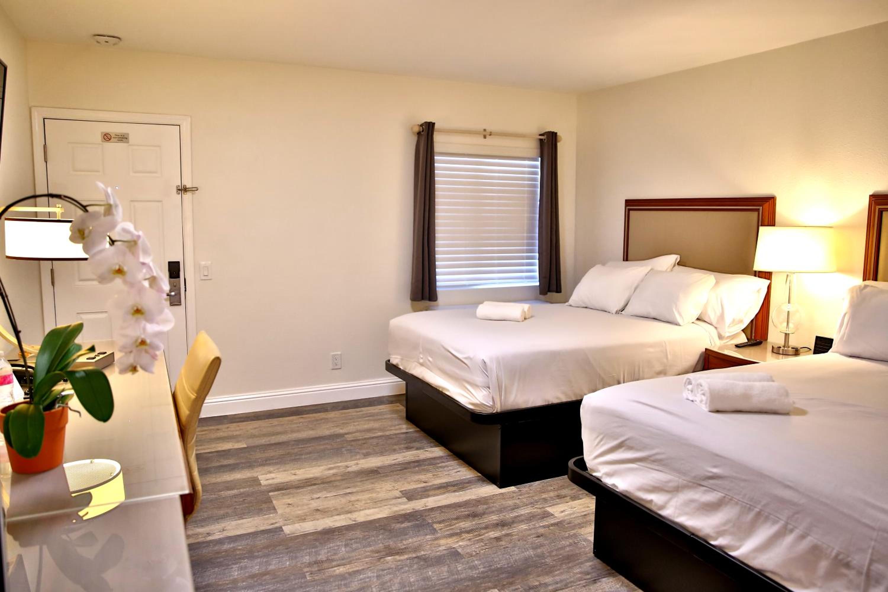Deluxe Double Room with Two Double Beds - Non-Smoking - Photo 3