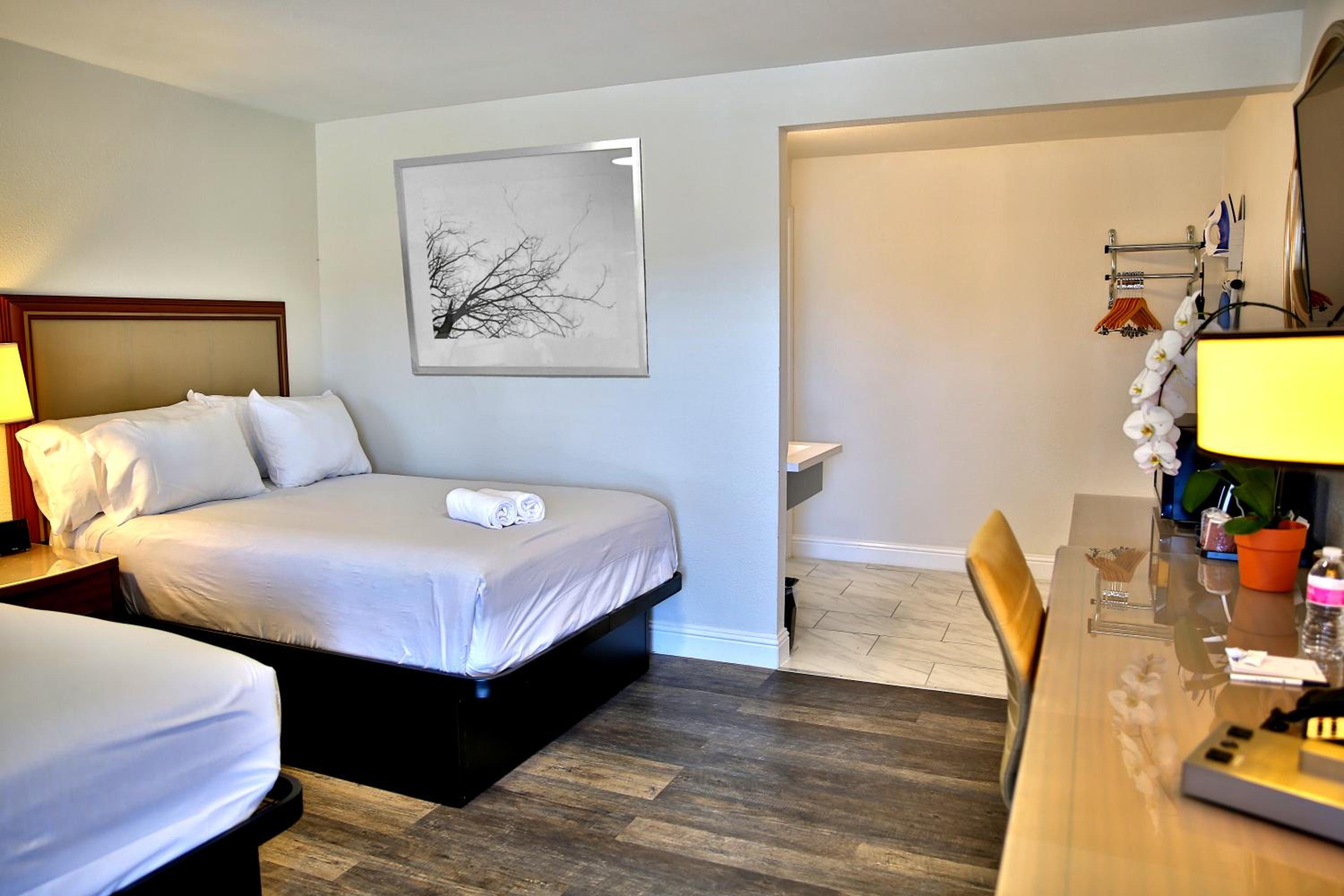 Deluxe Double Room with Two Double Beds - Non-Smoking - Photo 2
