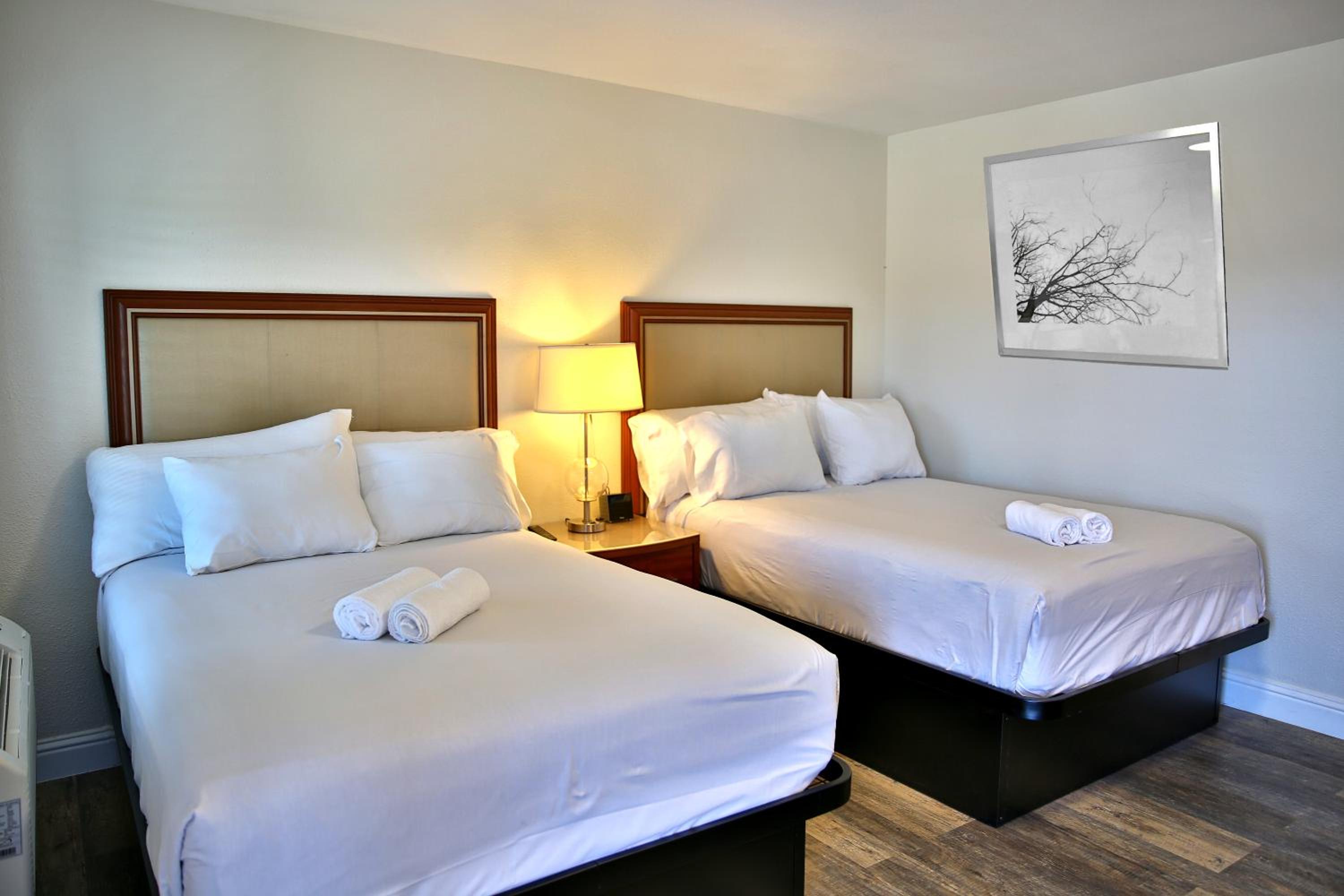 Deluxe Double Room with Two Double Beds - Non-Smoking - Photo 6