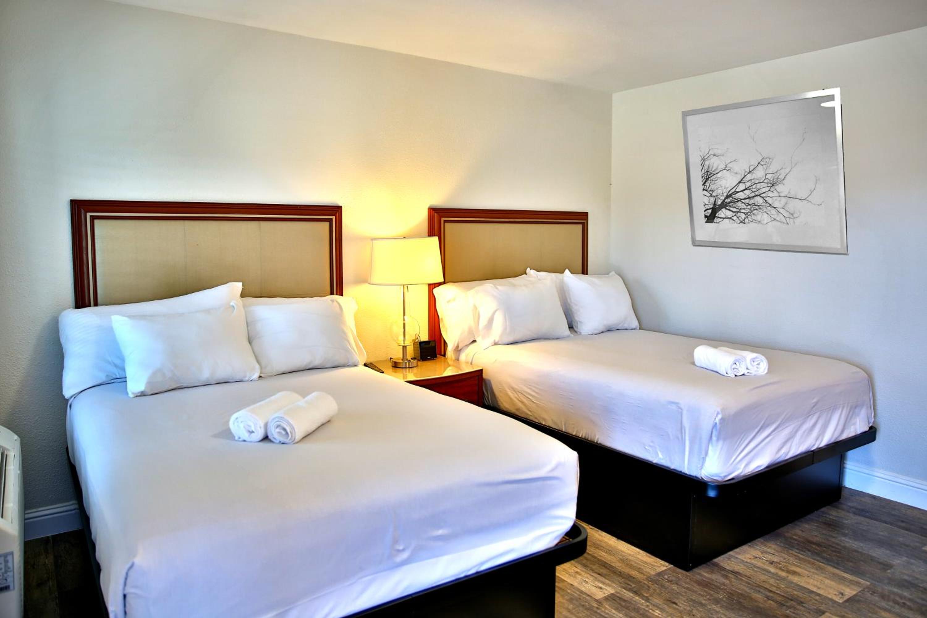 Deluxe Double Room with Two Double Beds - Non-Smoking - Photo 5
