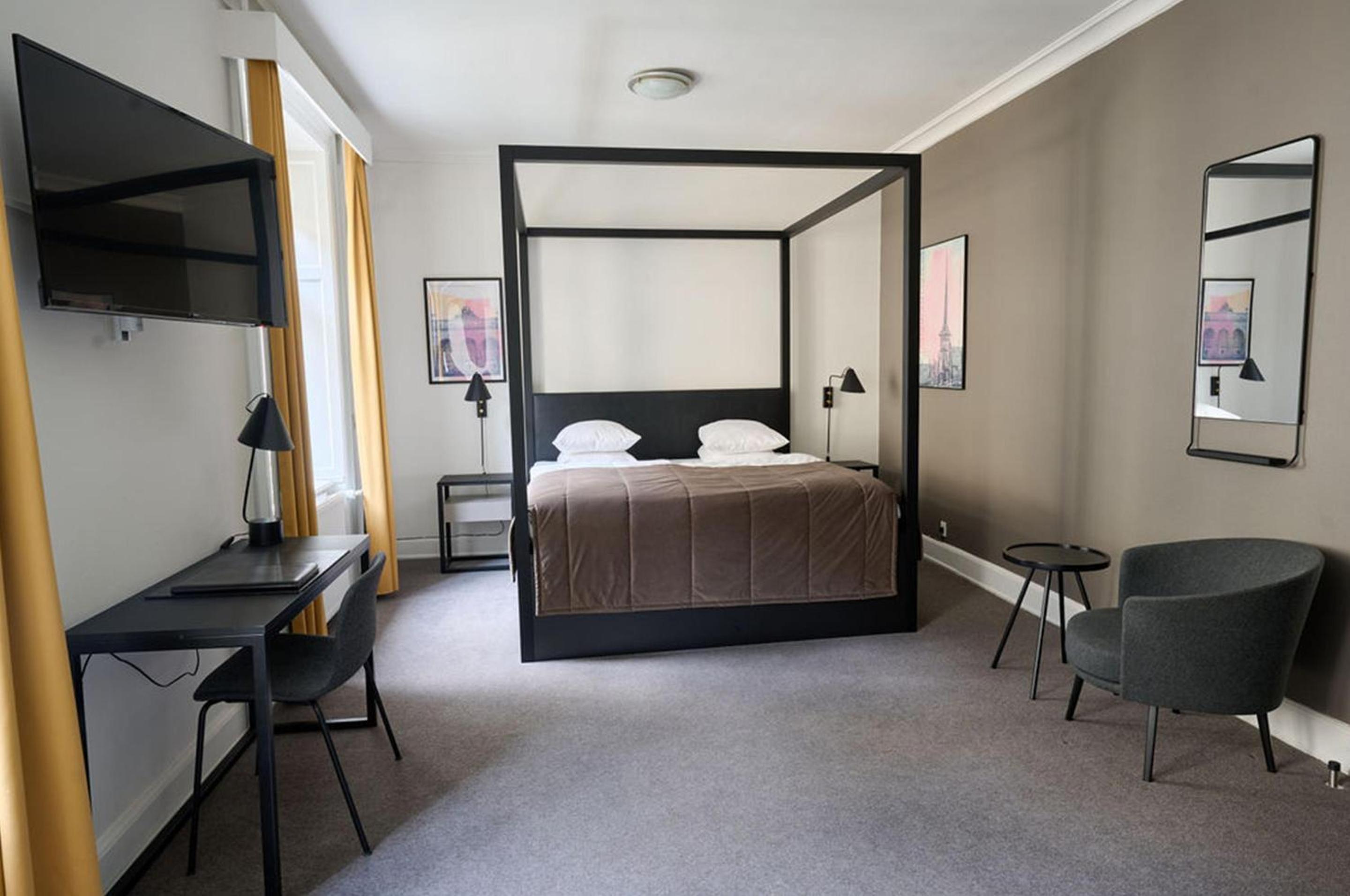 Deluxe King Room - Non-Smoking
