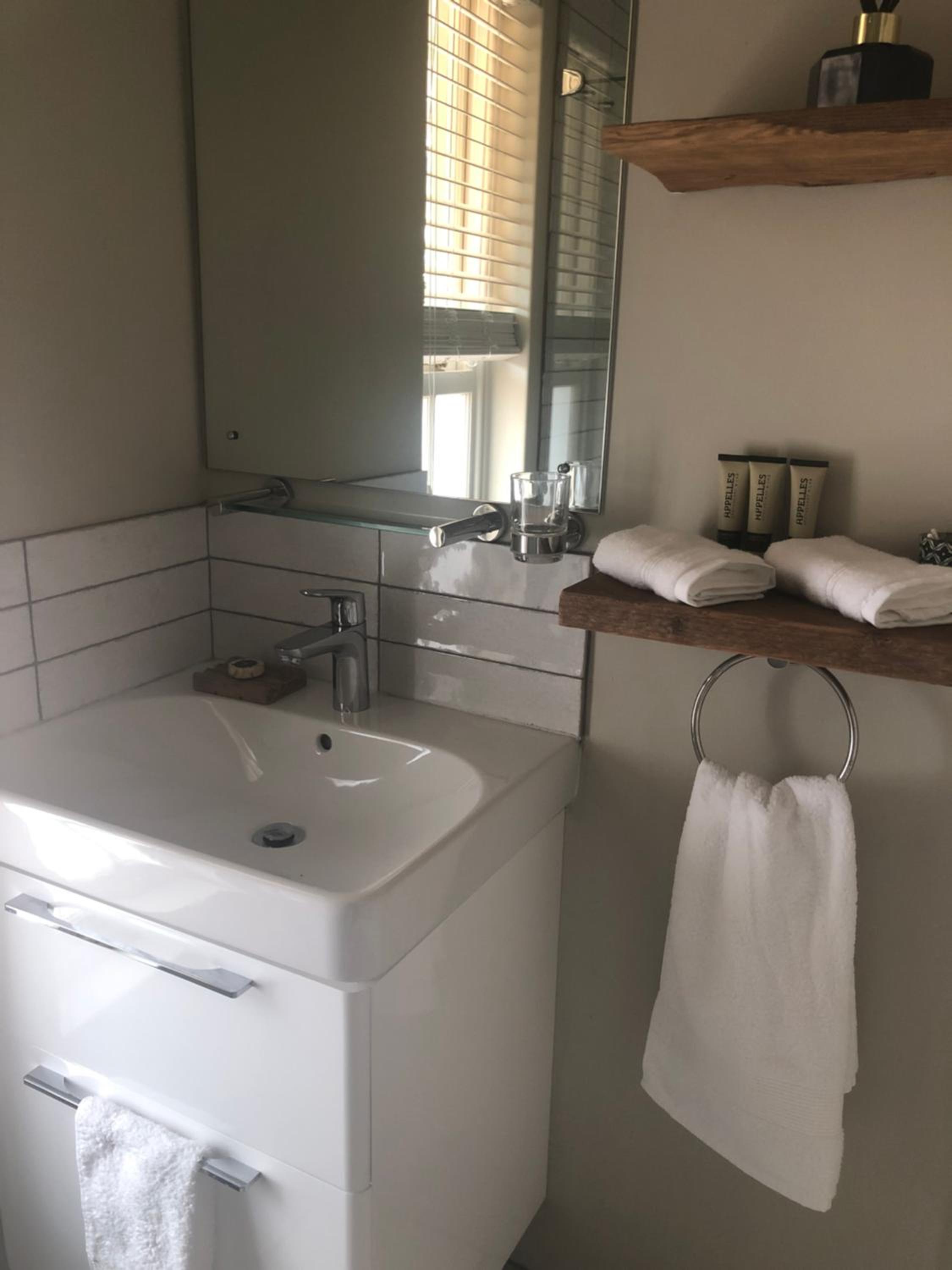Deluxe Double Room with Shower - Photo 7