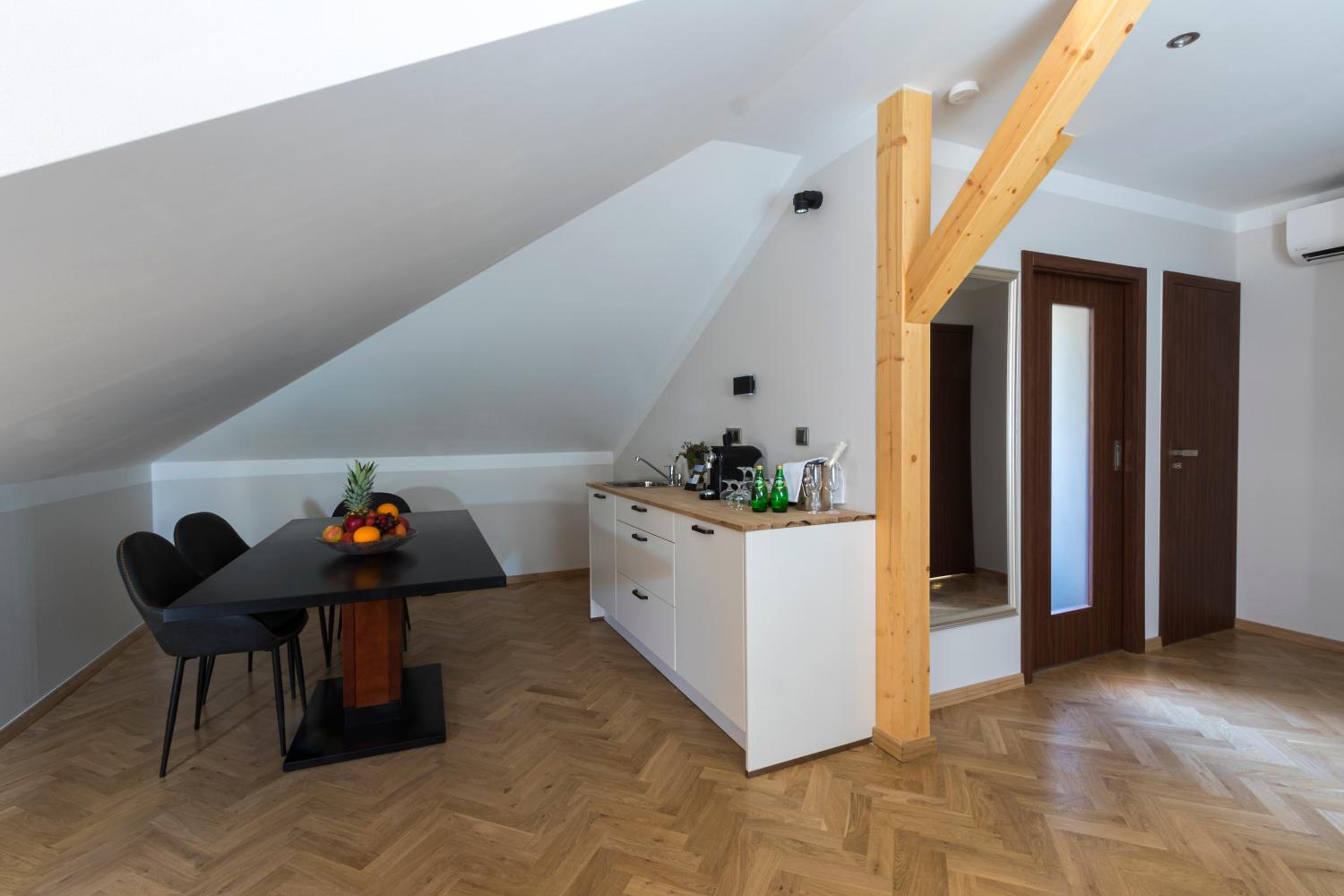 Deluxe King Suite - Photo 5