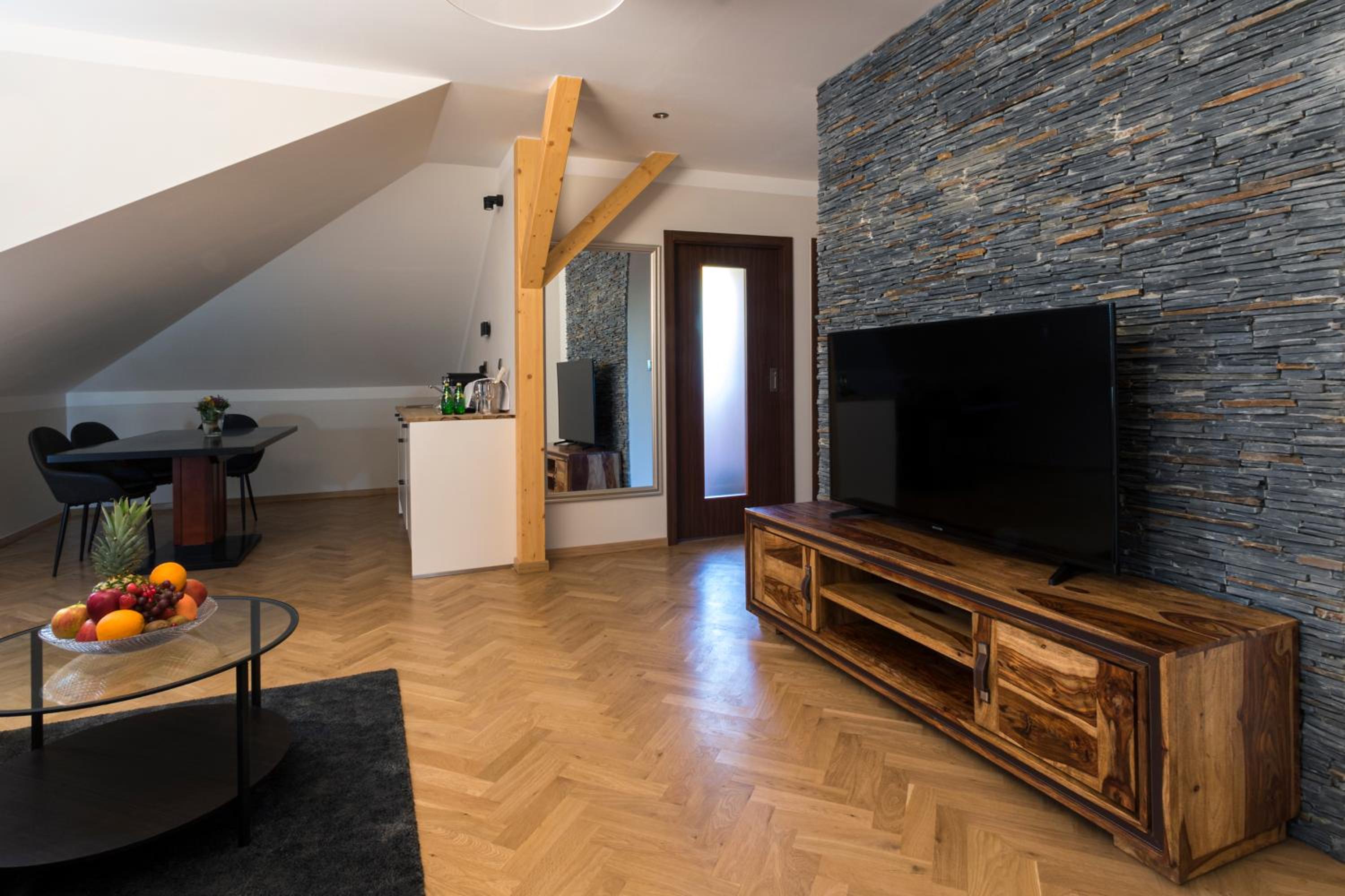 Deluxe King Suite - Photo 15