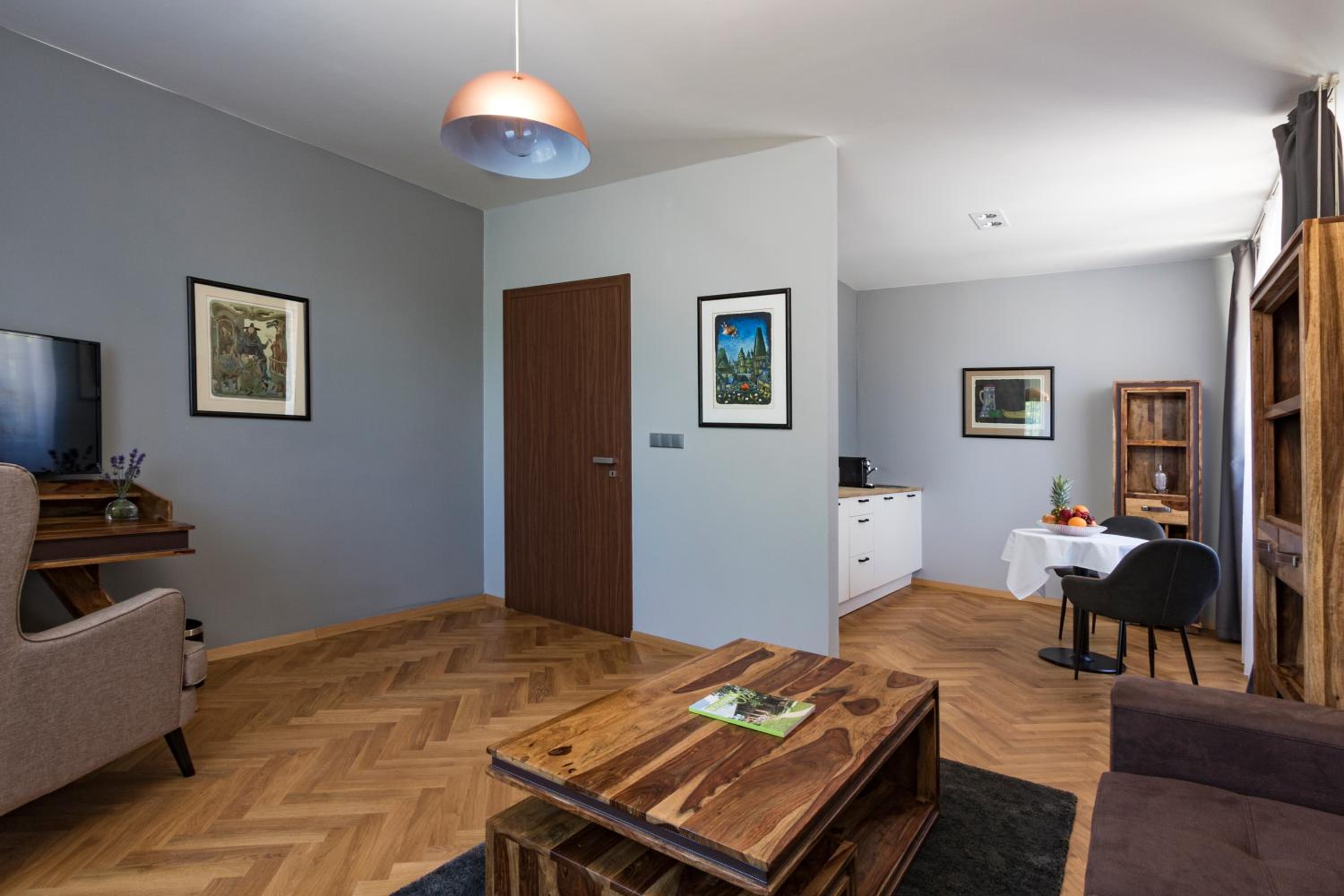 Deluxe King Suite - Photo 7