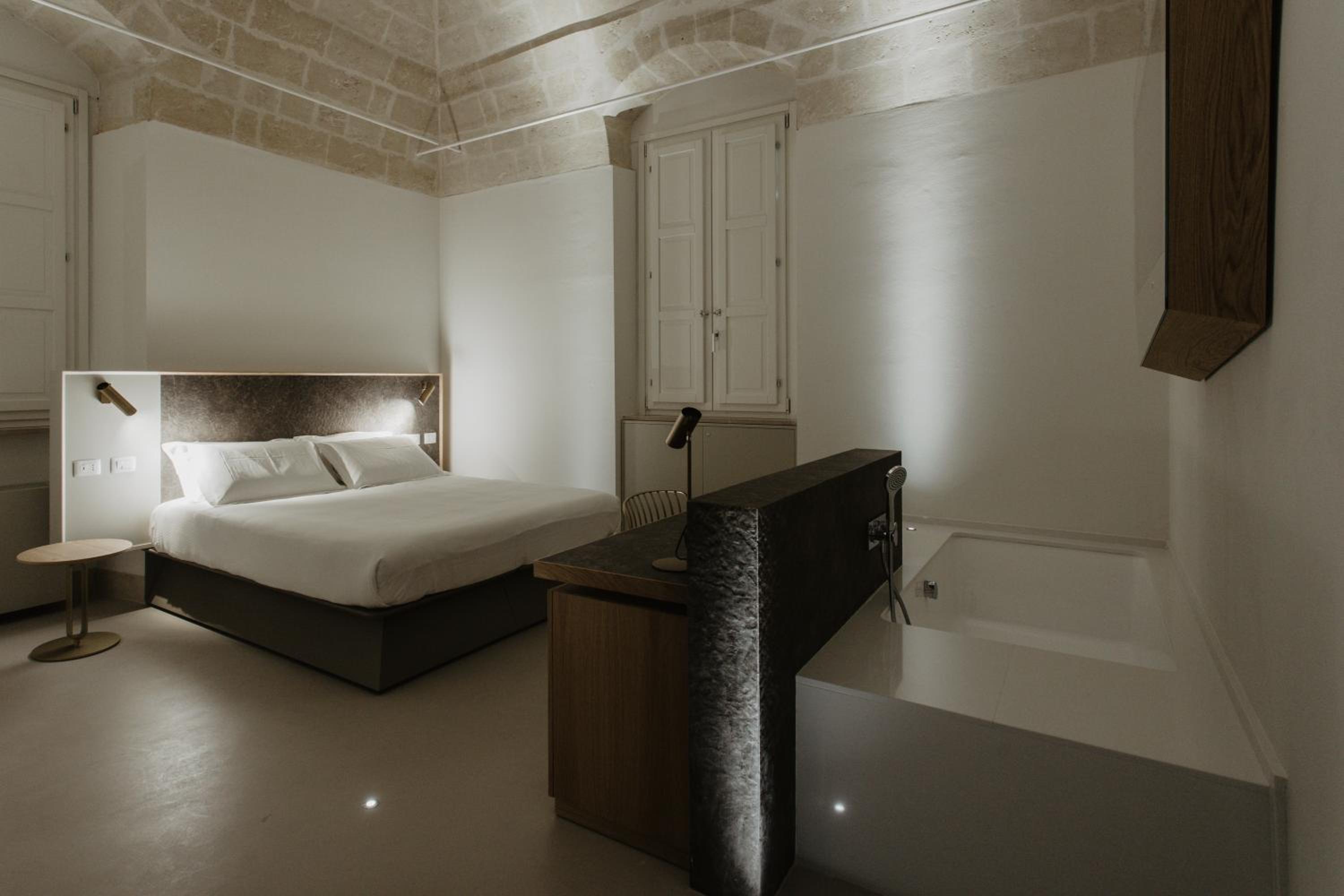 Suite with Tub - Photo 11