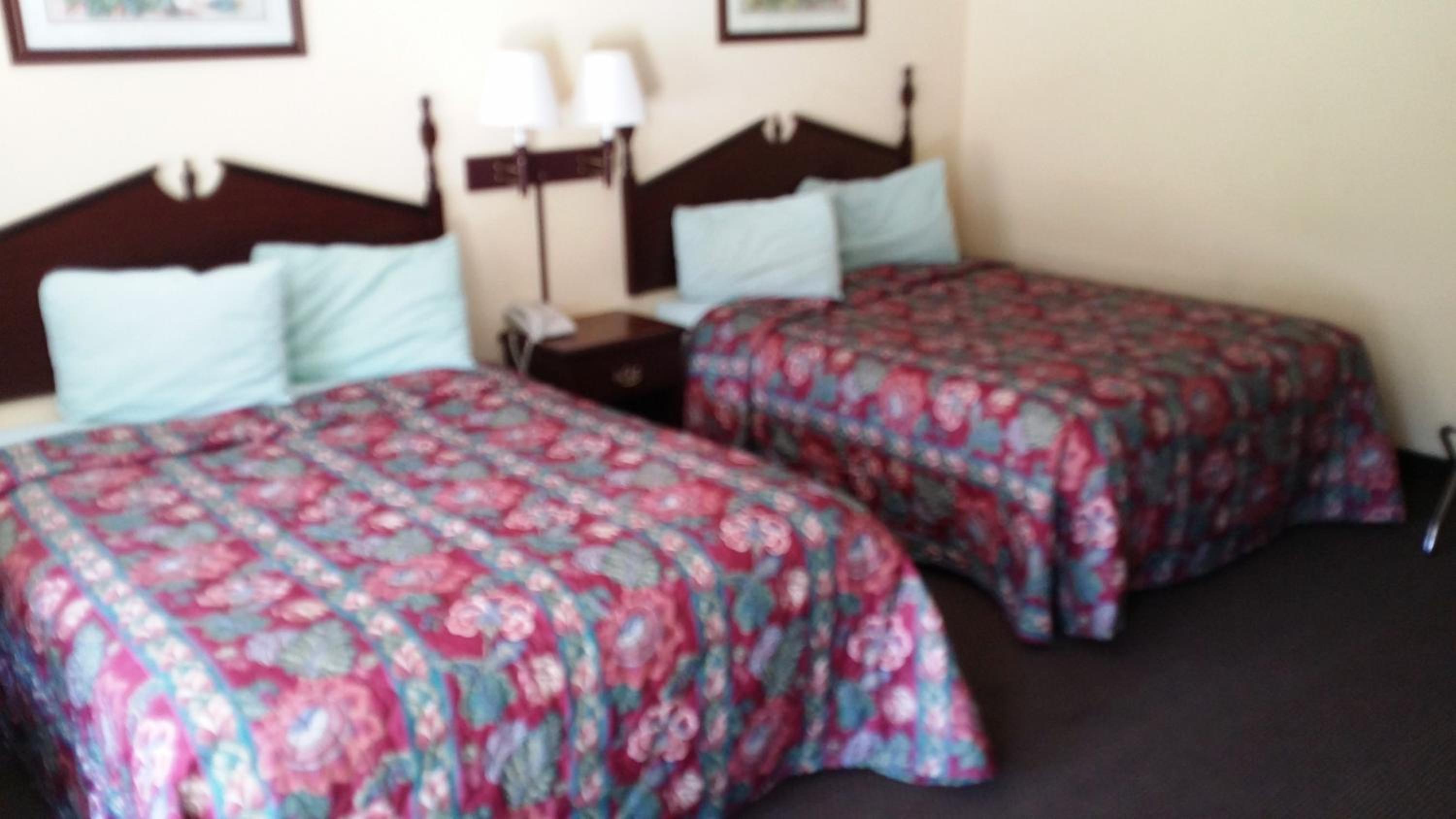 Queen Room with Two Queen Beds - Non-Smoking - Photo 4