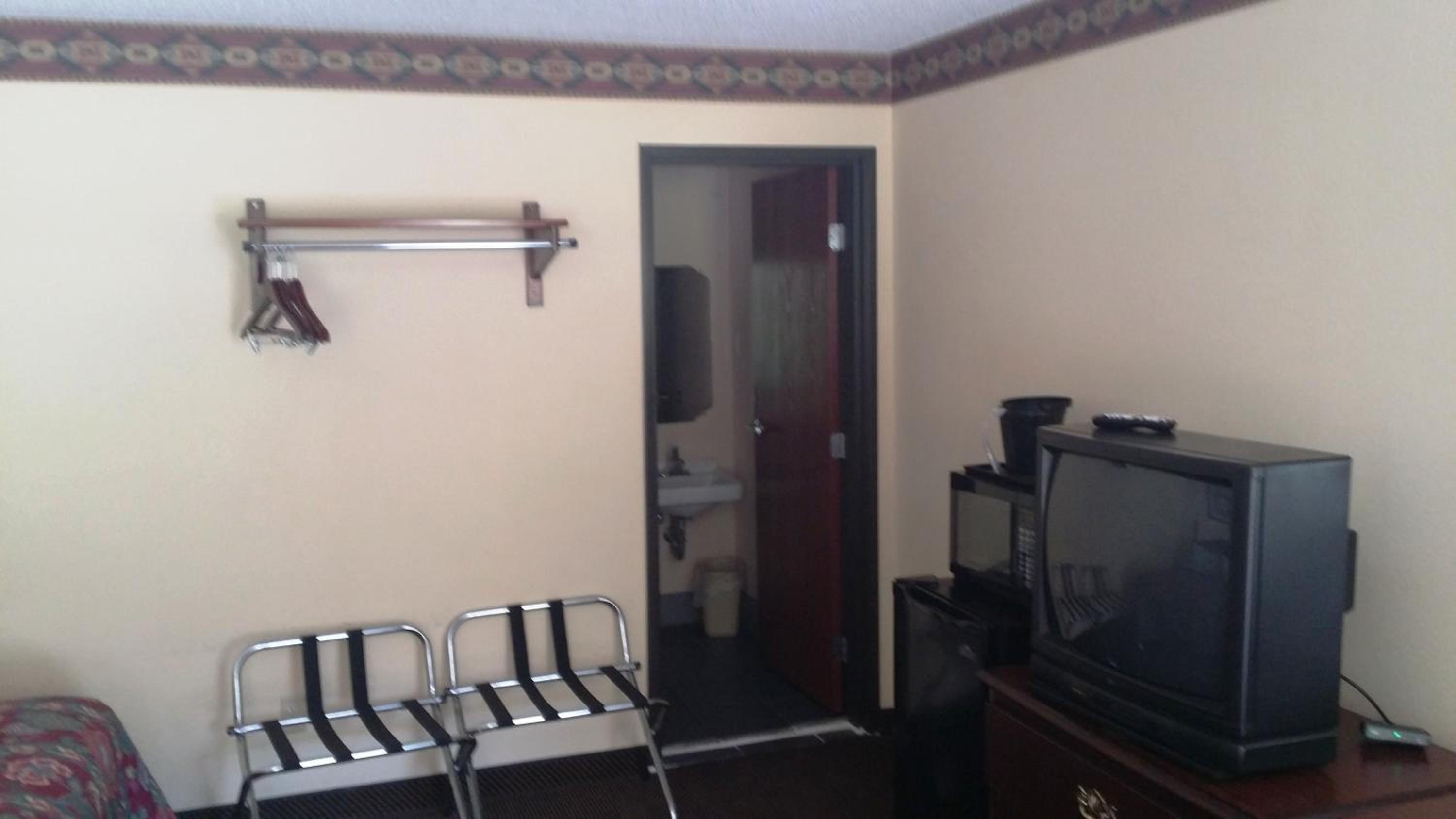 Queen Room with Two Queen Beds - Non-Smoking - Photo 2
