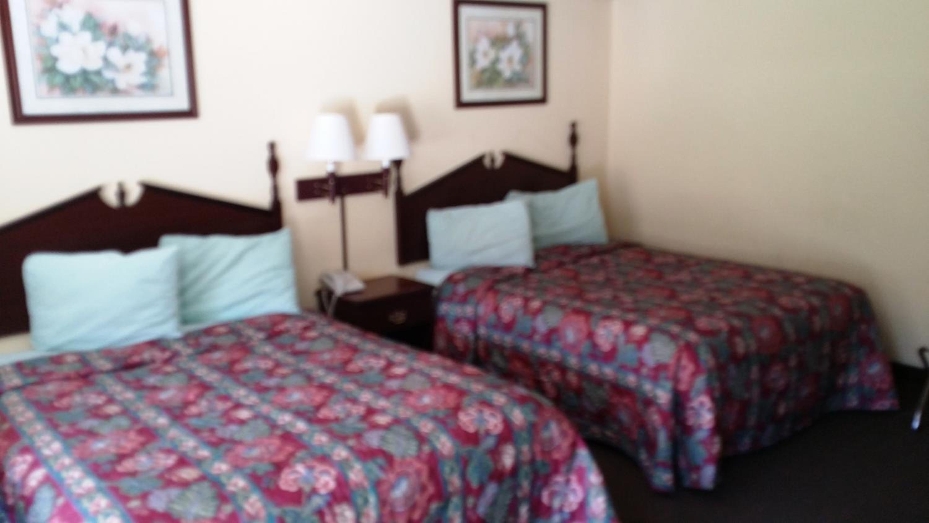 Queen Room with Two Queen Beds - Non-Smoking - Photo 3