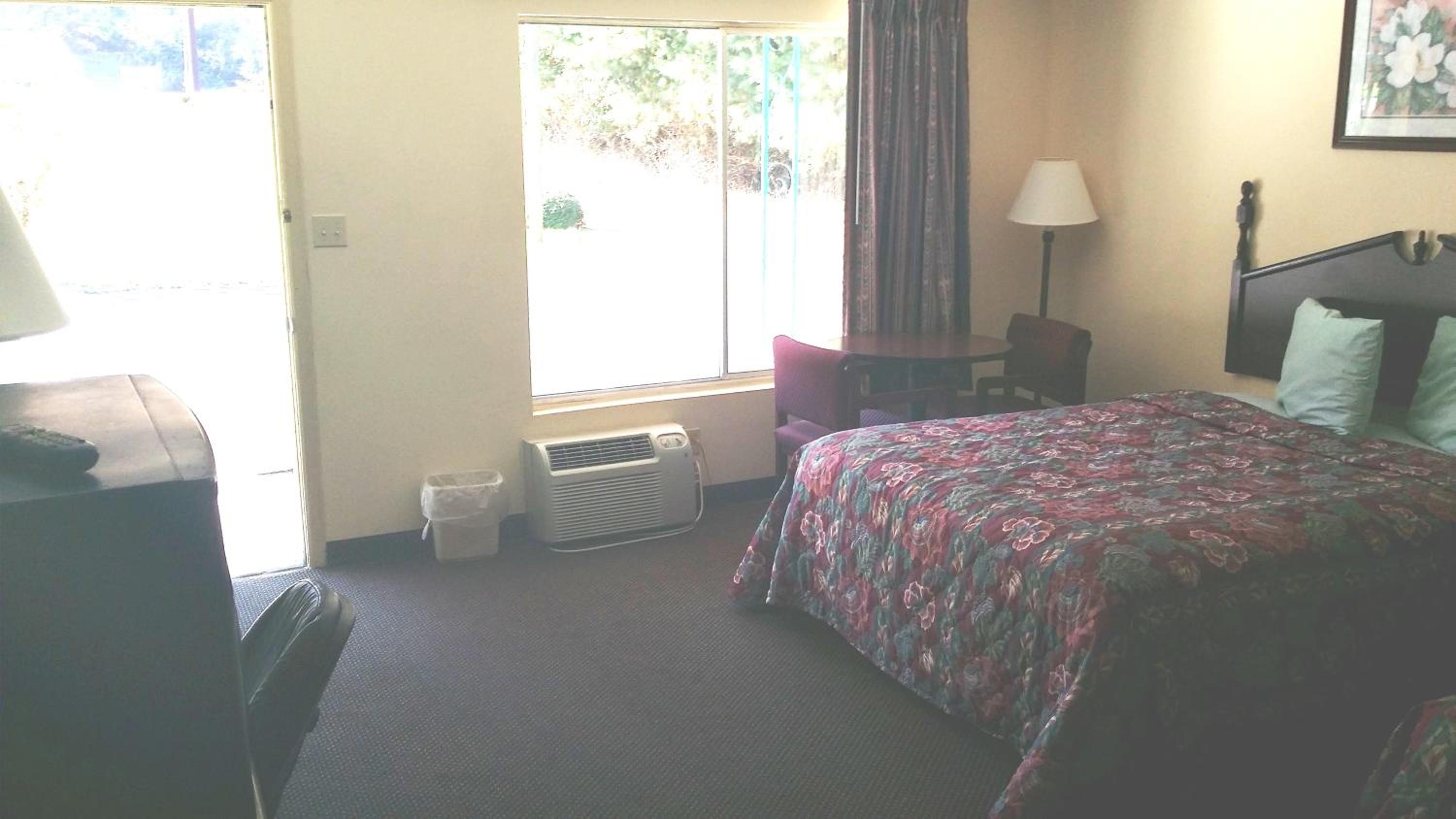 King Room - Non-Smoking - Photo 5