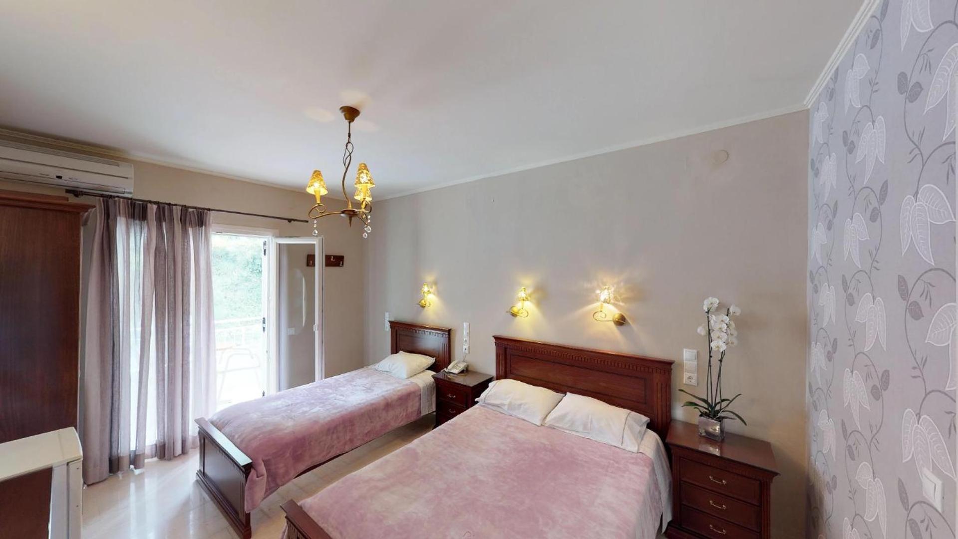 Triple Room with Balcony - Photo 5