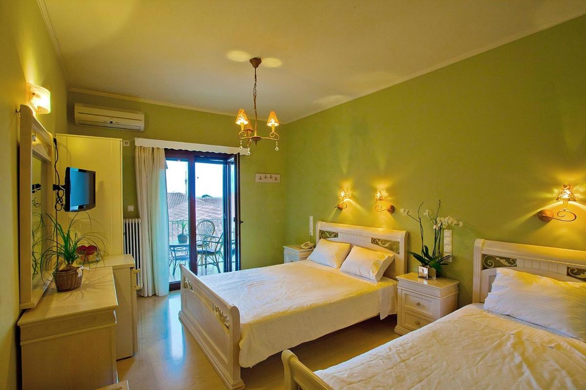 Triple Room with Balcony - Photo 6