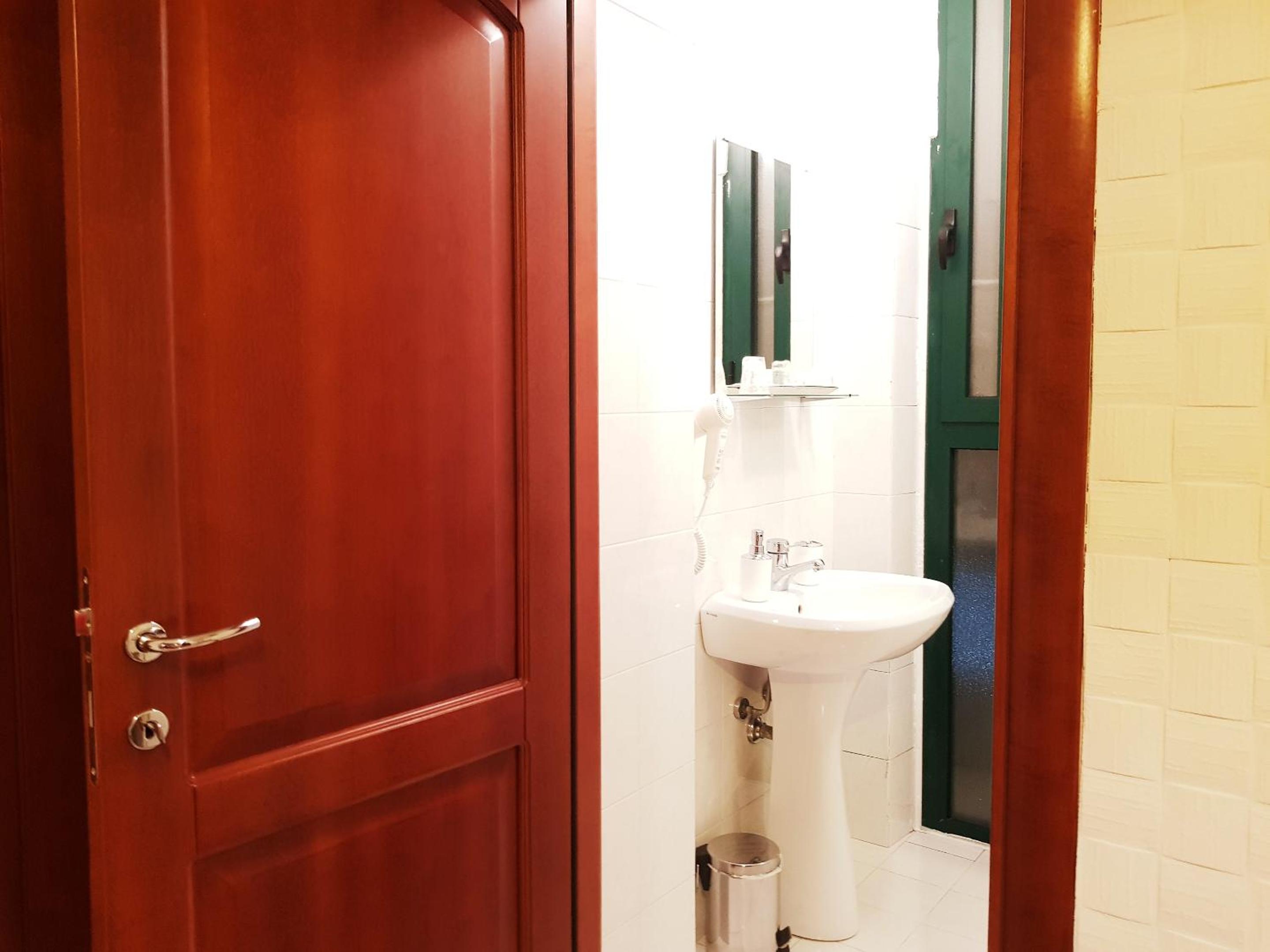 Double Room With Private Bathroom photo 2