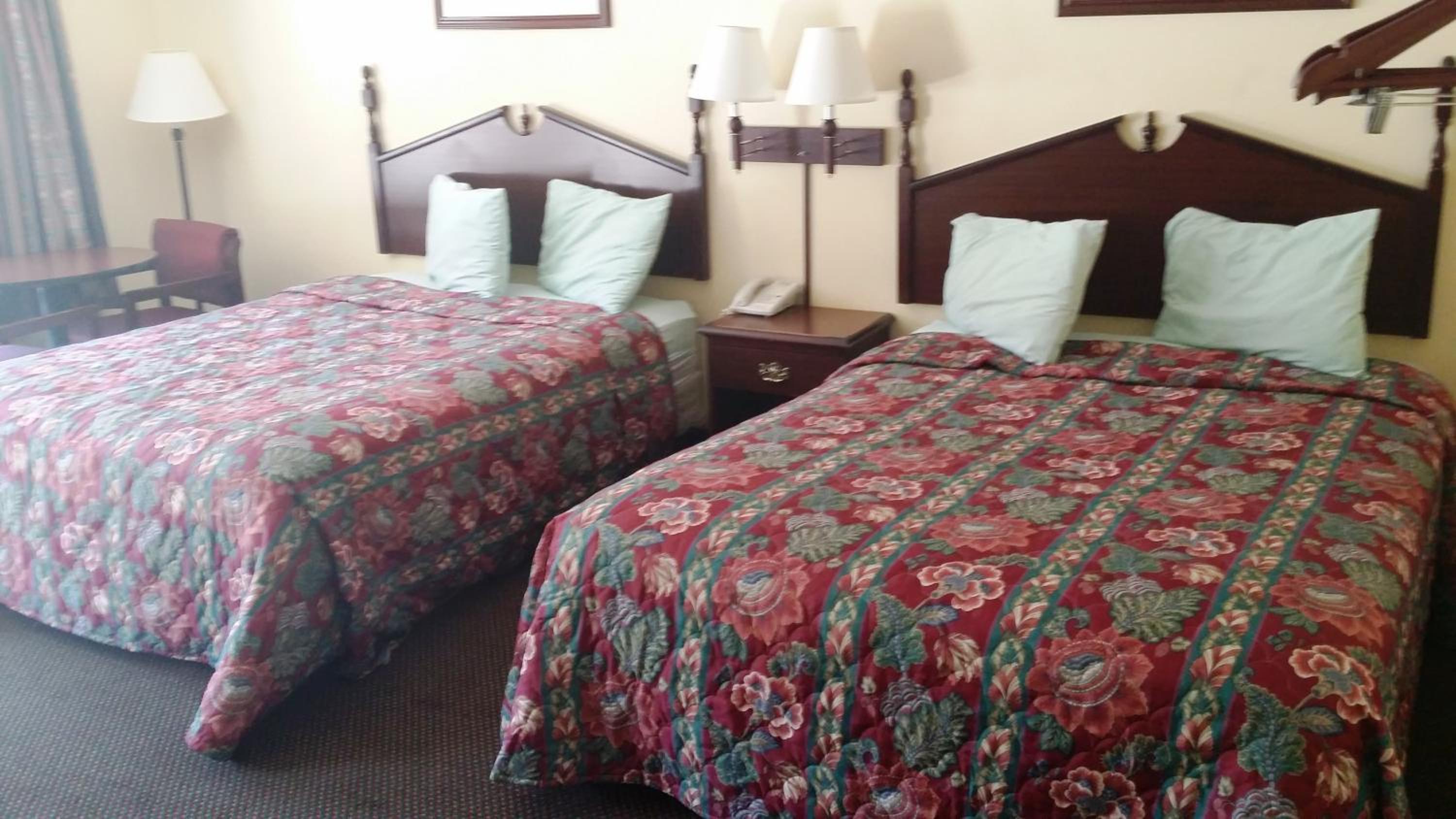 Queen Room with Two Queen Beds - Non-Smoking - Photo 1
