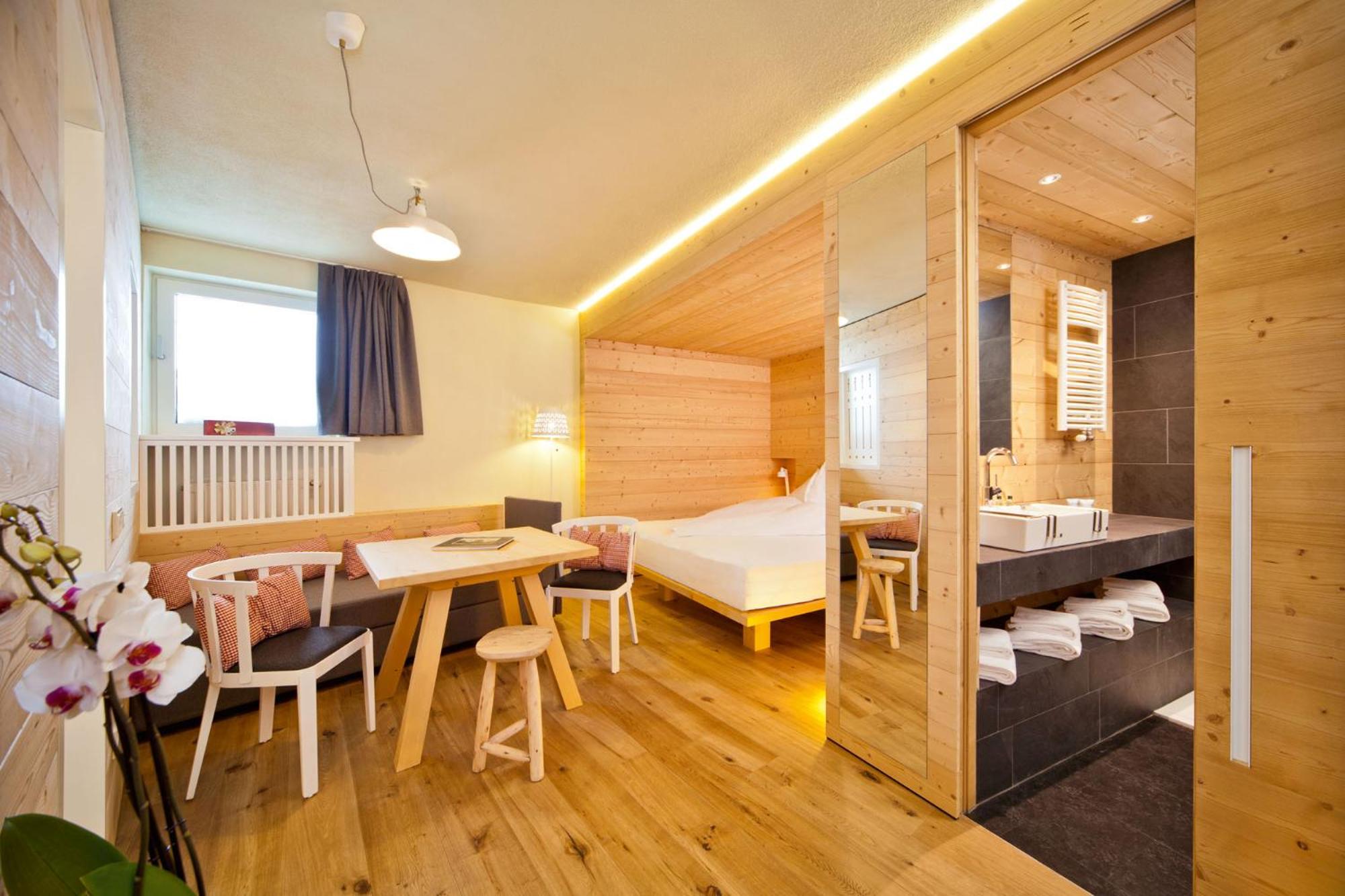 Double or Twin Room with Mountain View
