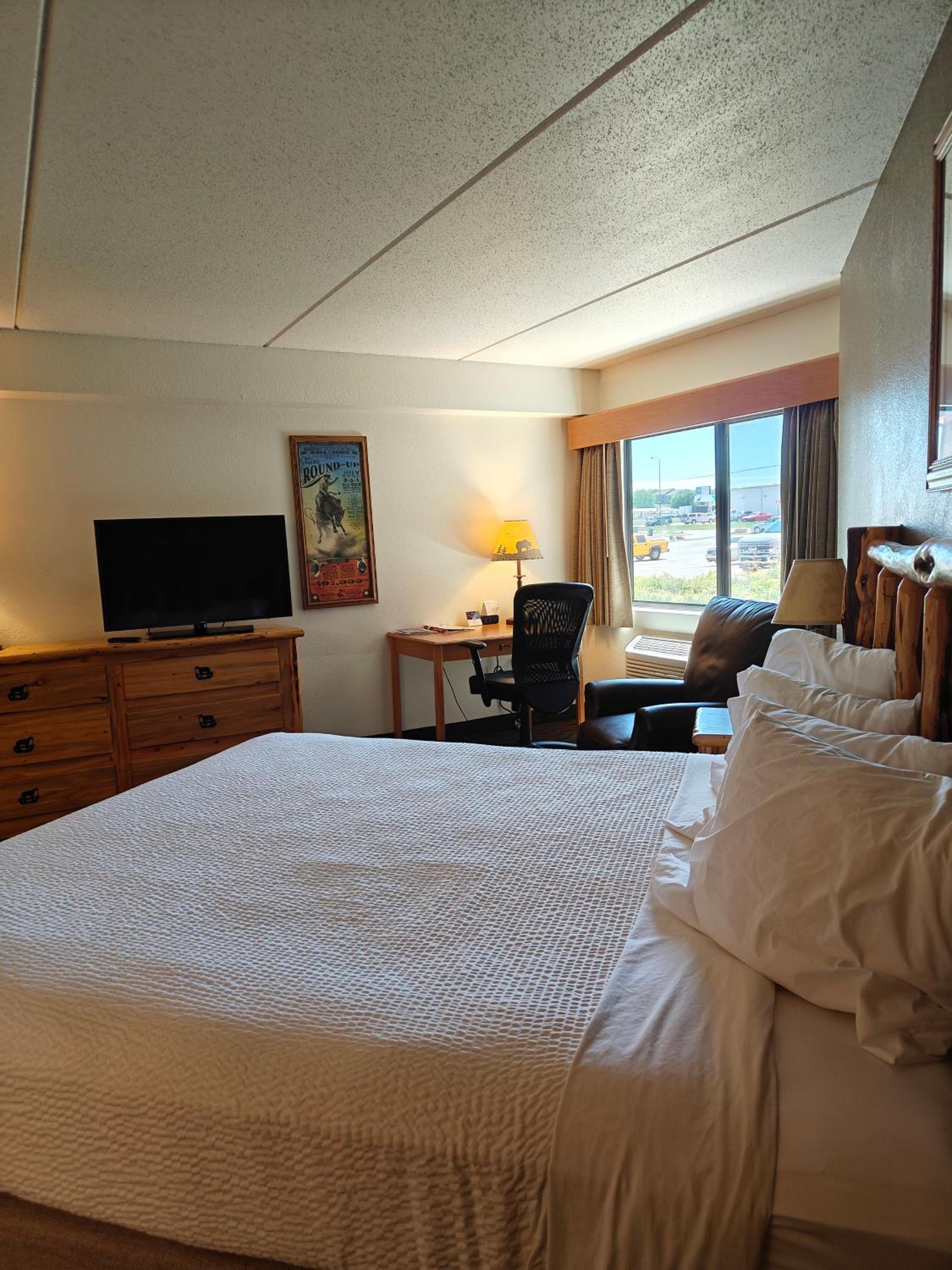 Deluxe King Suite - Non-Smoking