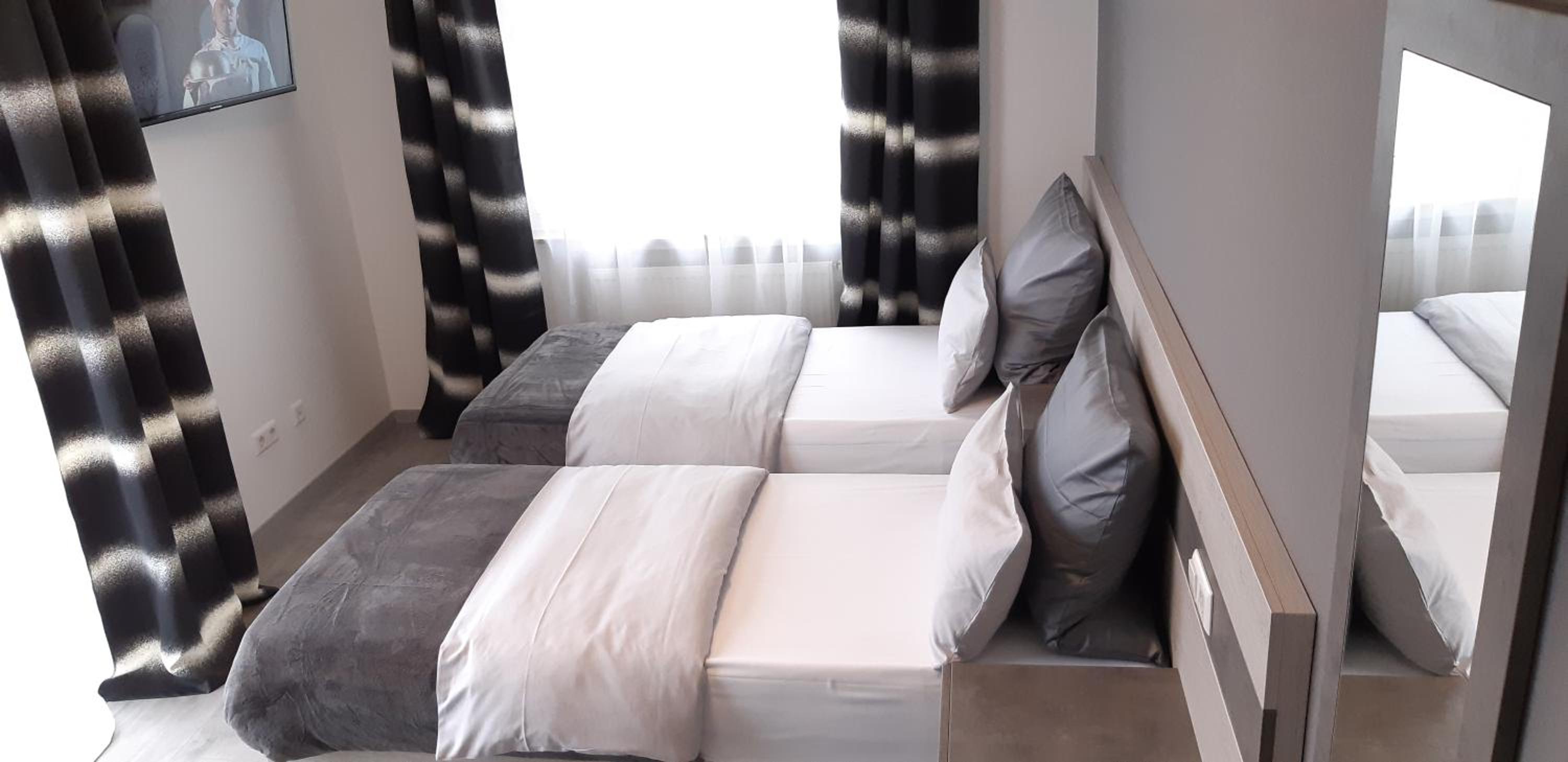 Twin Room with Balcony - Photo 3