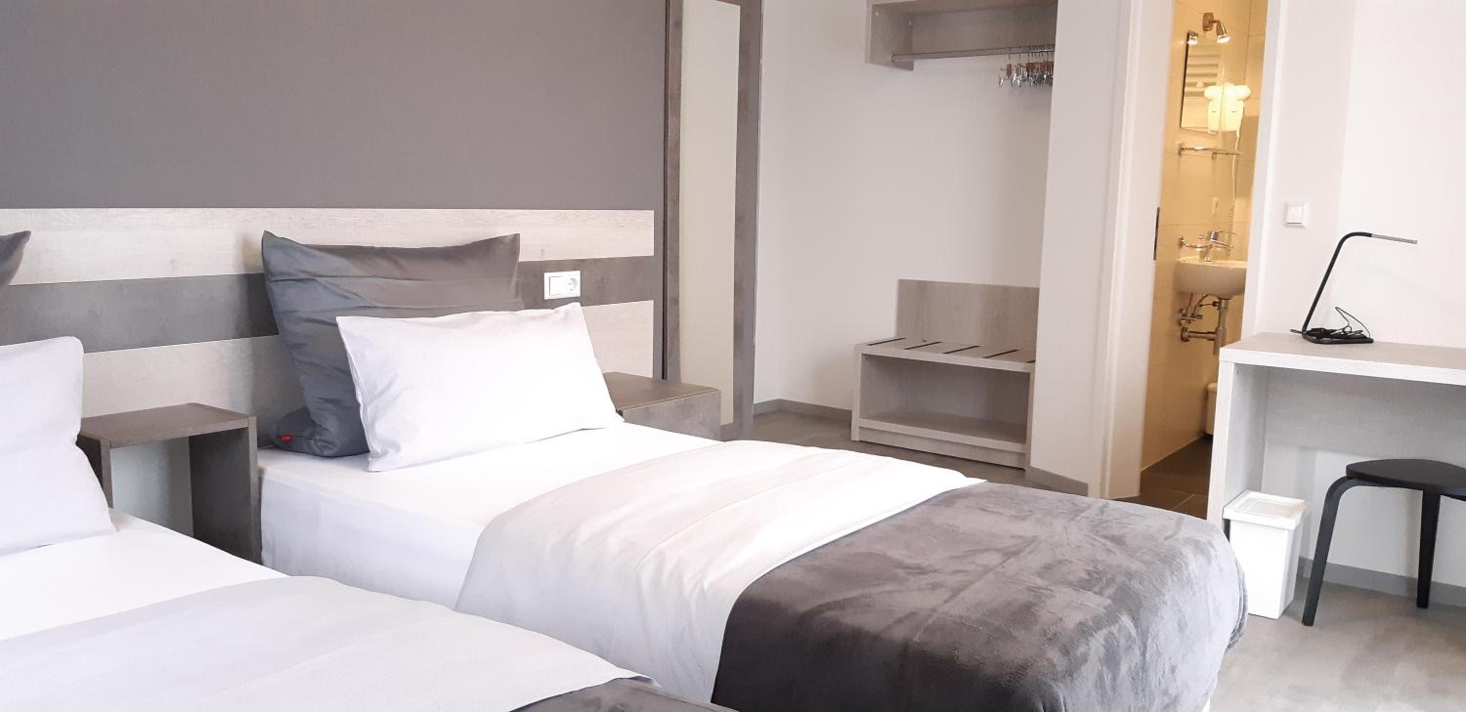 Twin Room with Balcony - Photo 2