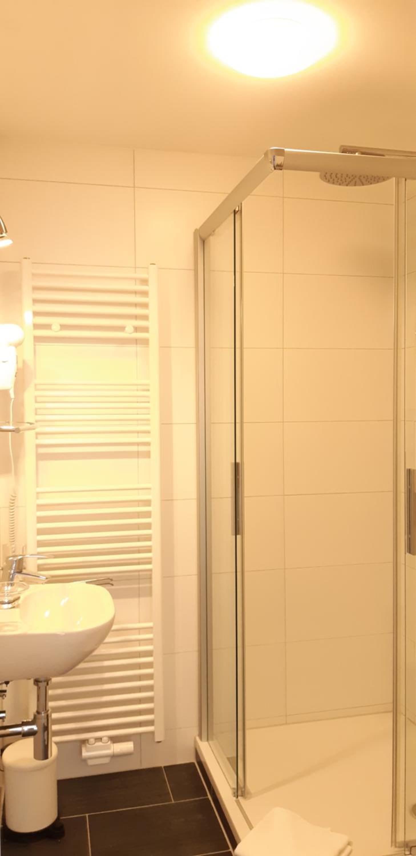 Twin Room with Balcony - Photo 5