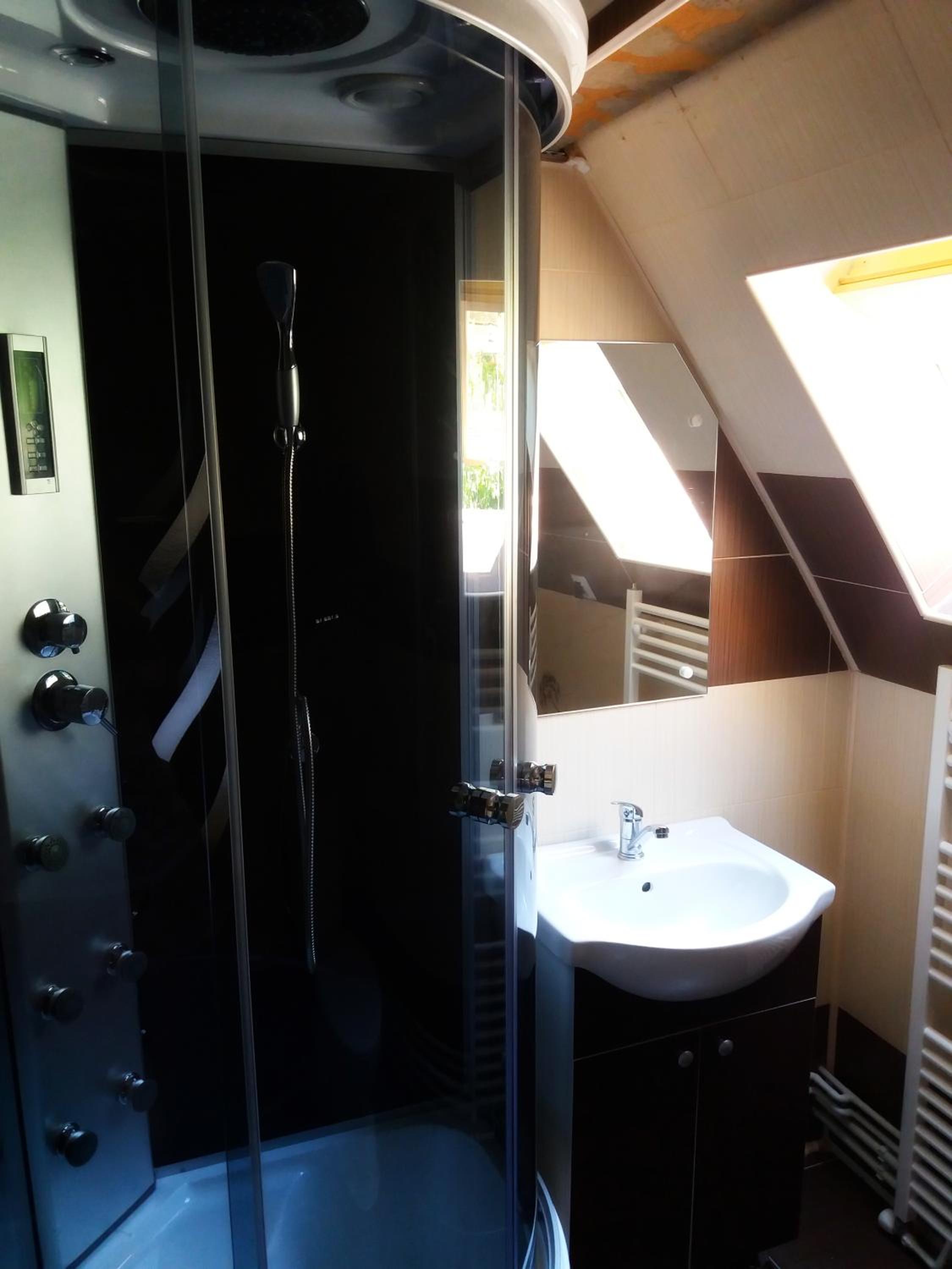 Deluxe Double Room with Bath - Photo 3