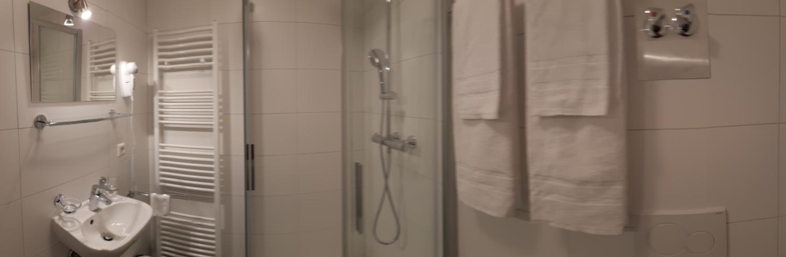 Twin Room with Balcony - Photo 4