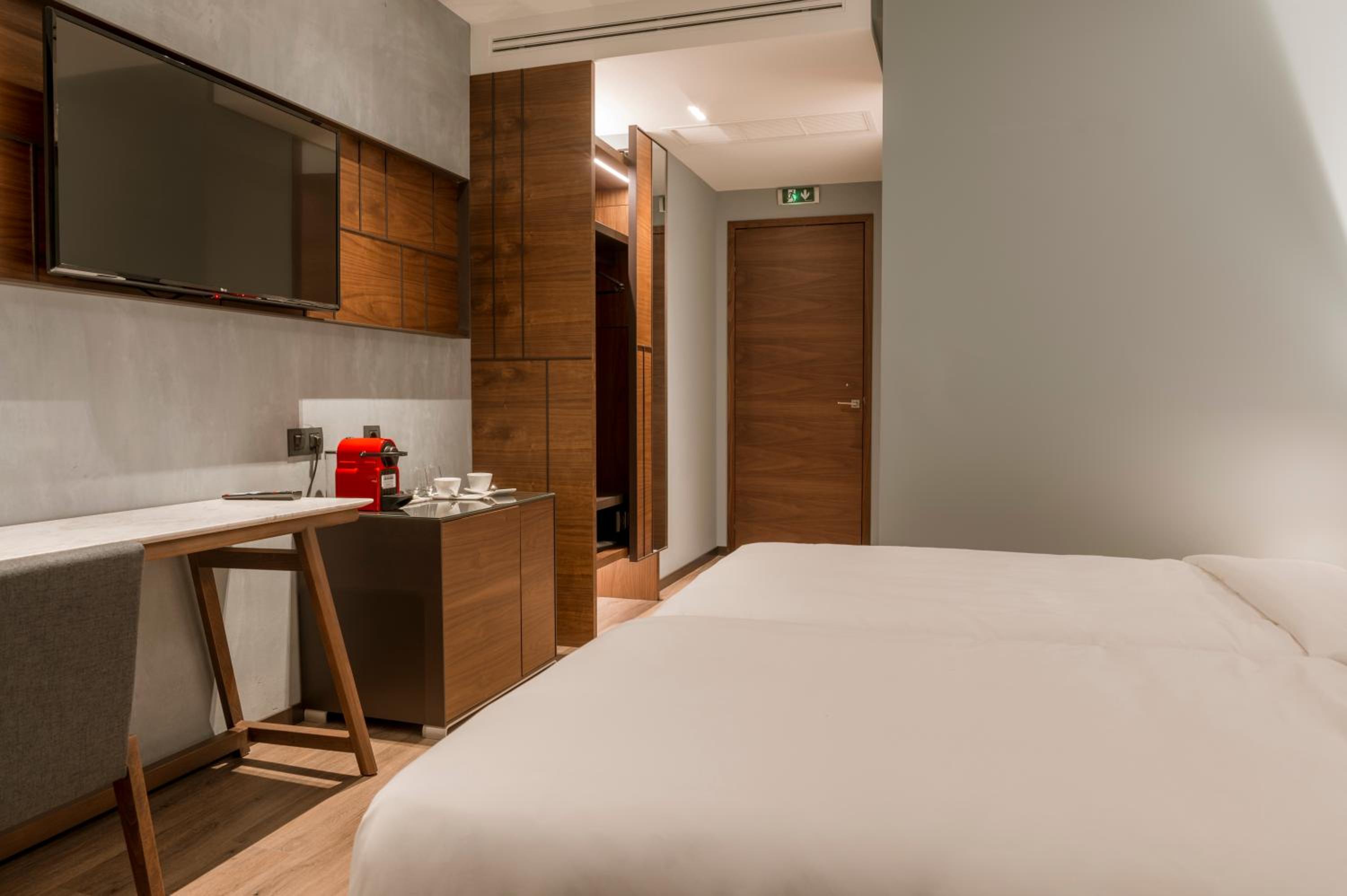 Deluxe Double Room - Photo 14