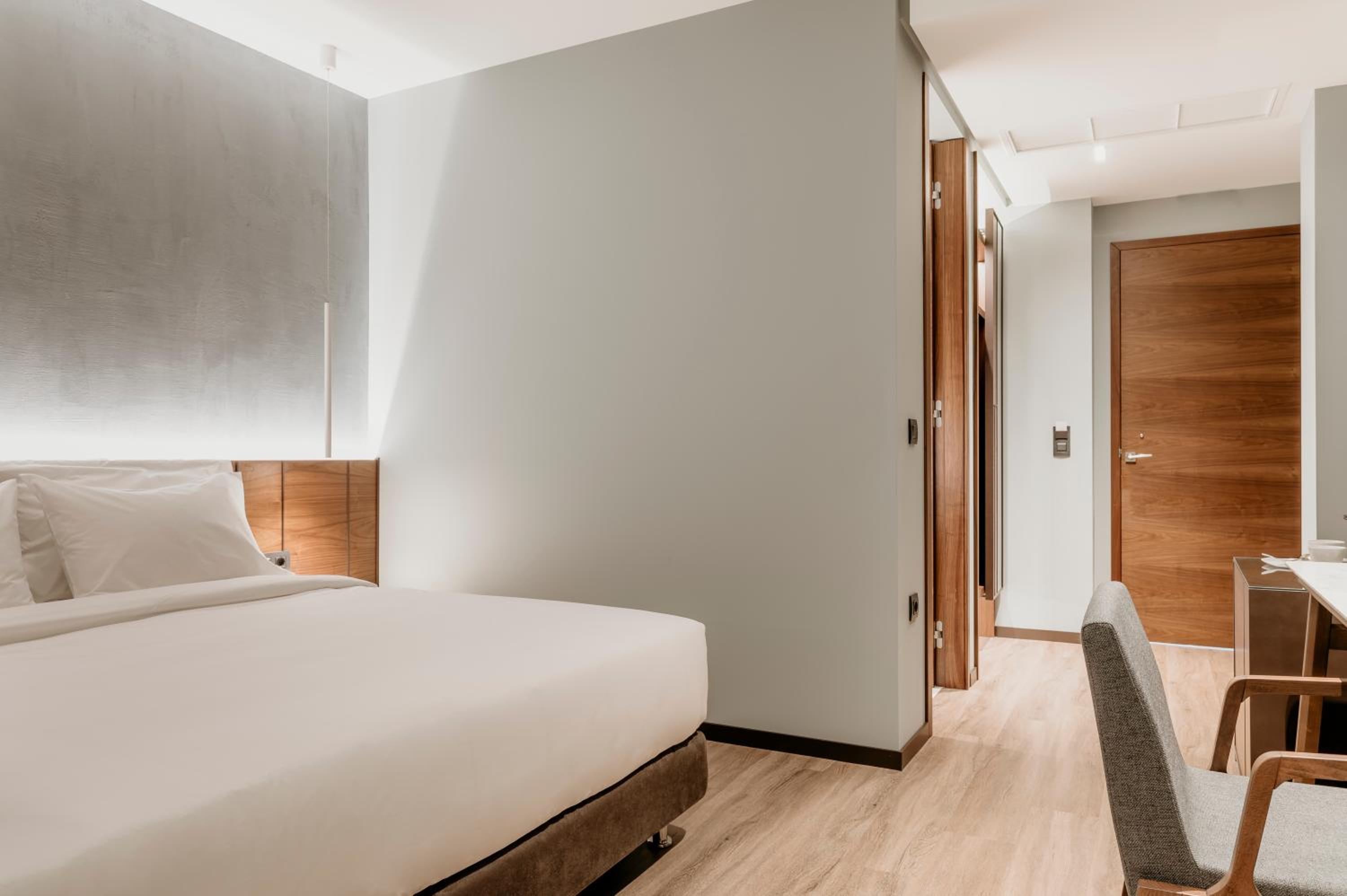 Deluxe Double Room - Photo 23