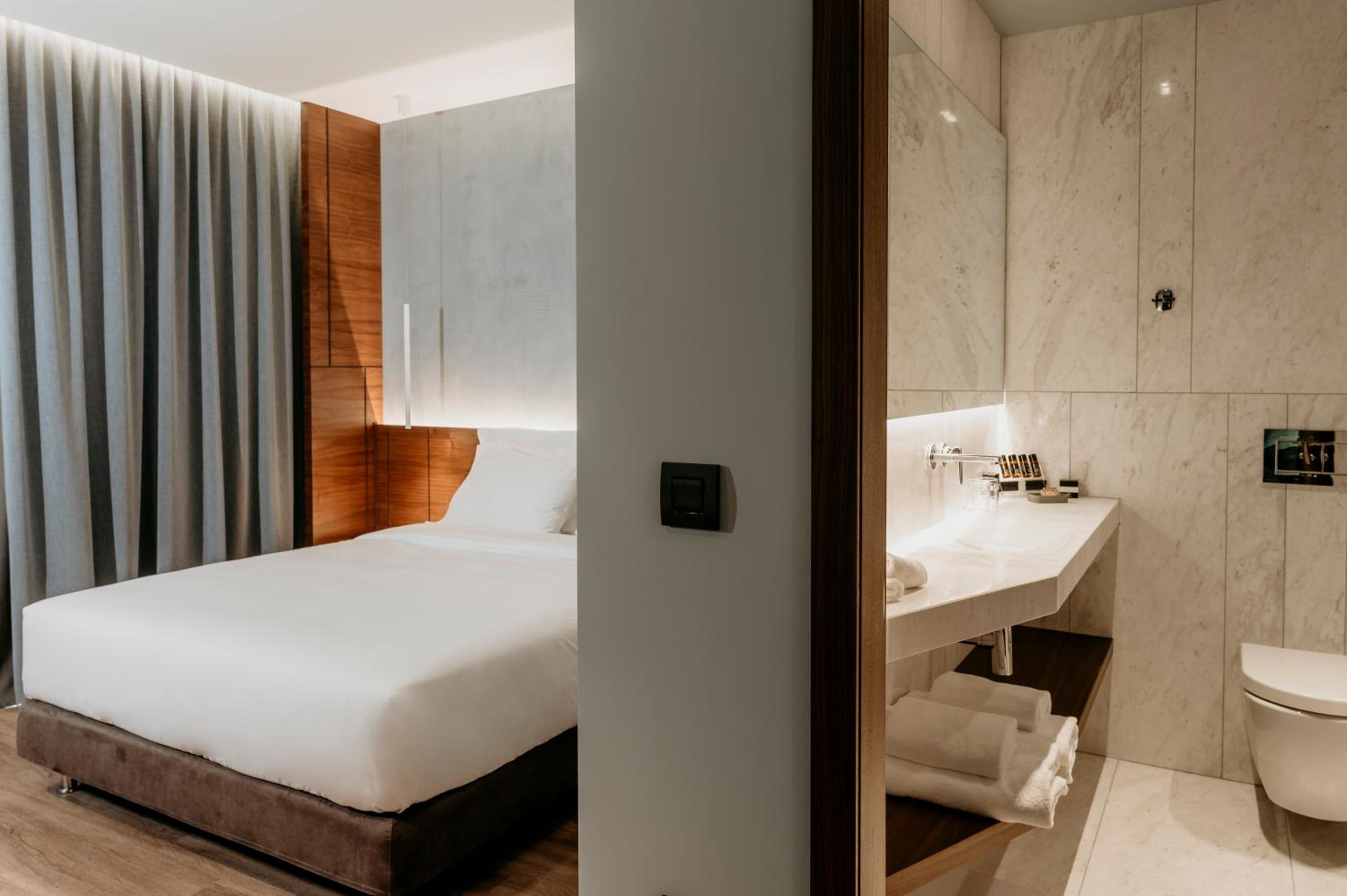 Deluxe Double Room - Photo 11
