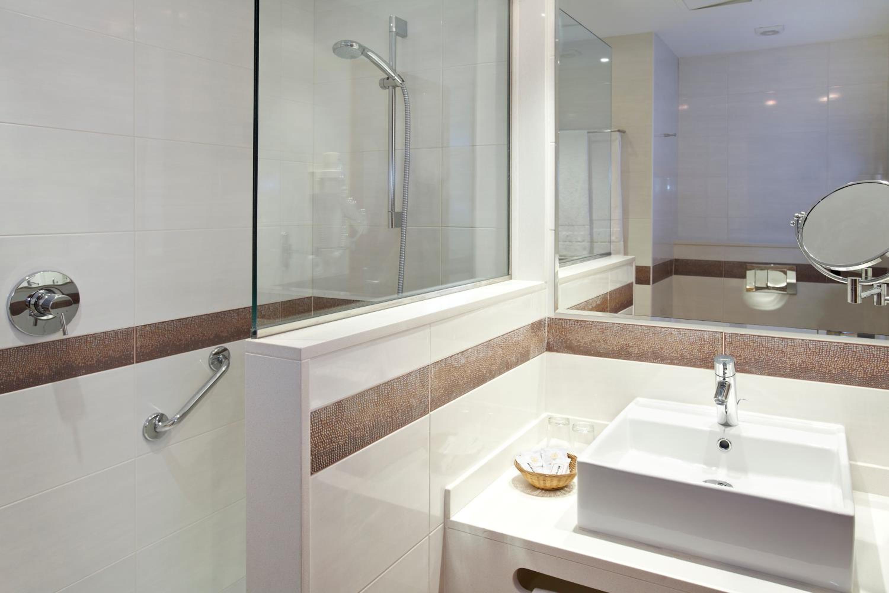 Twin Room with Sea View thumbnail 5